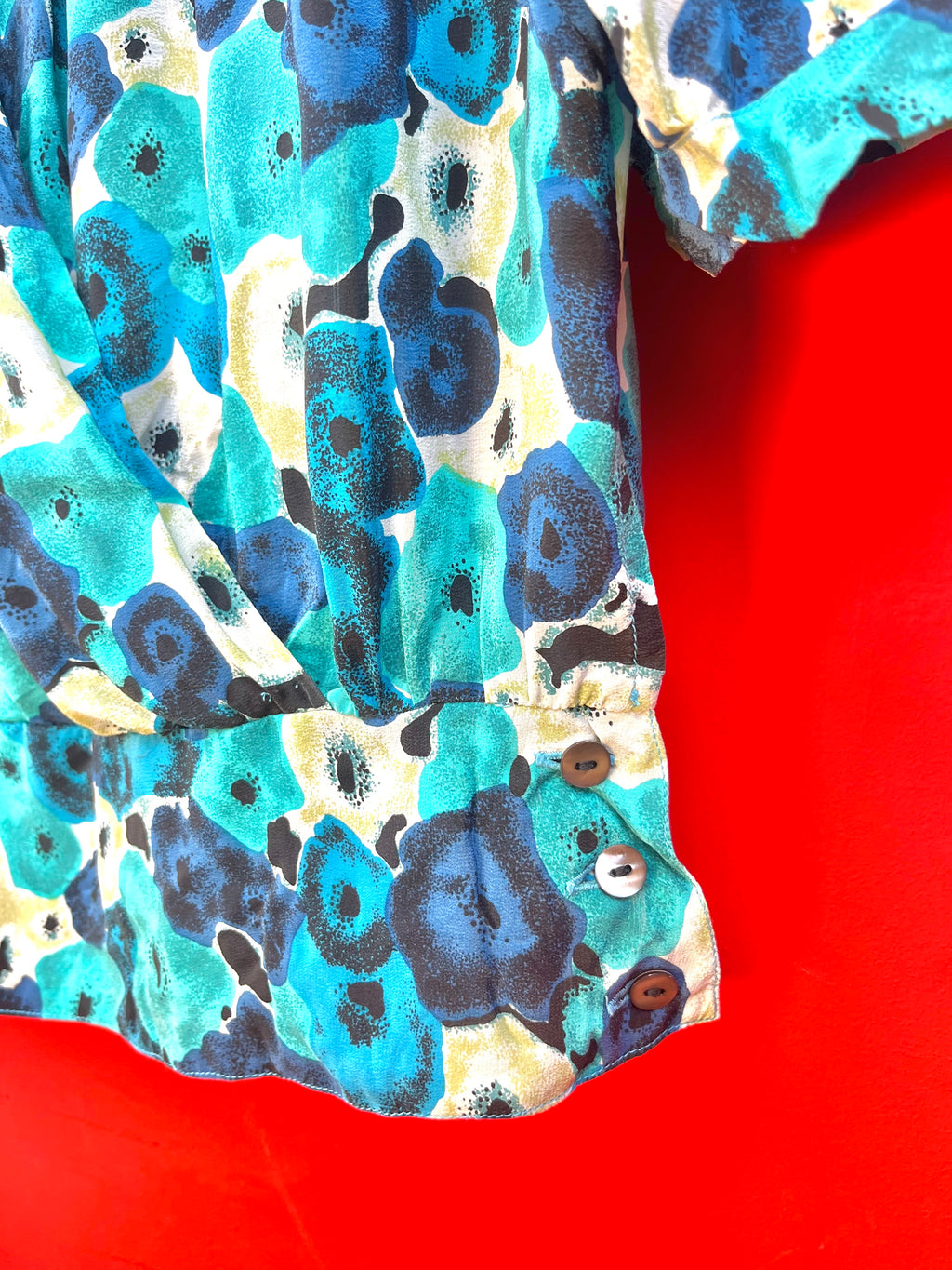 Blusa vintage pura seta fantasia astratta blu e turchese