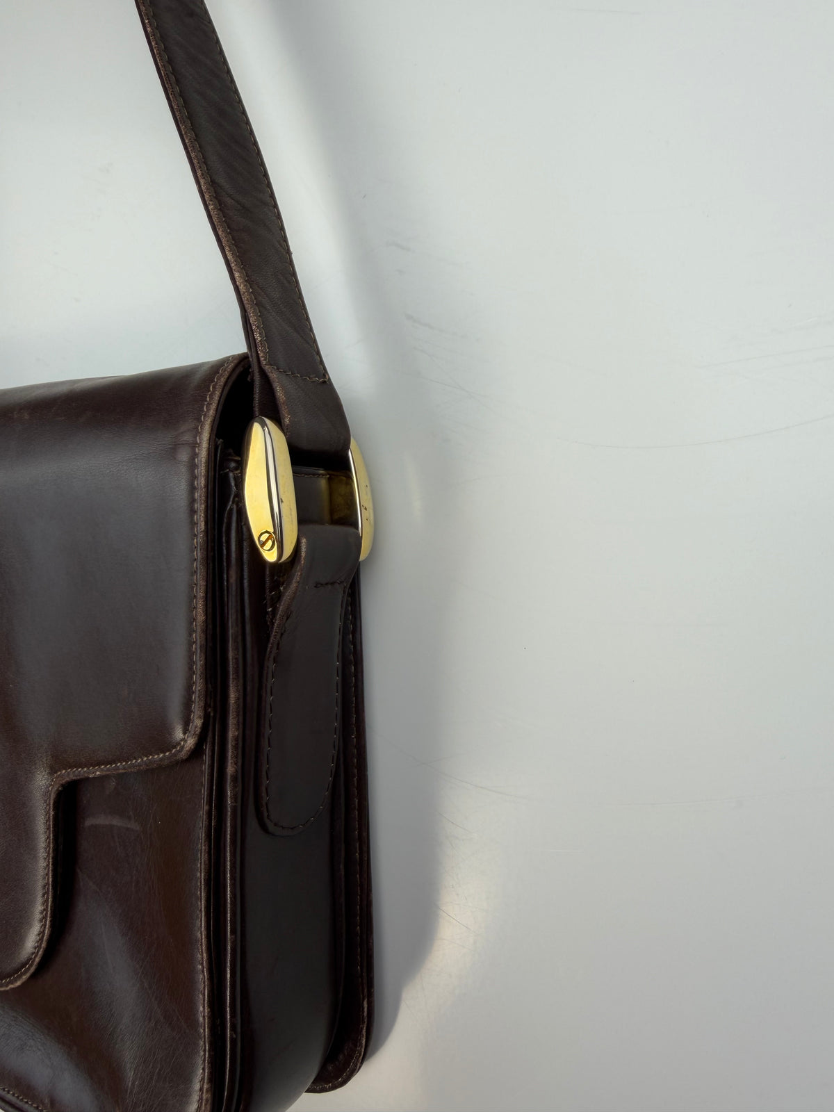 Borsa vintage in pelle marrone cioccolato con dettagli bicolore