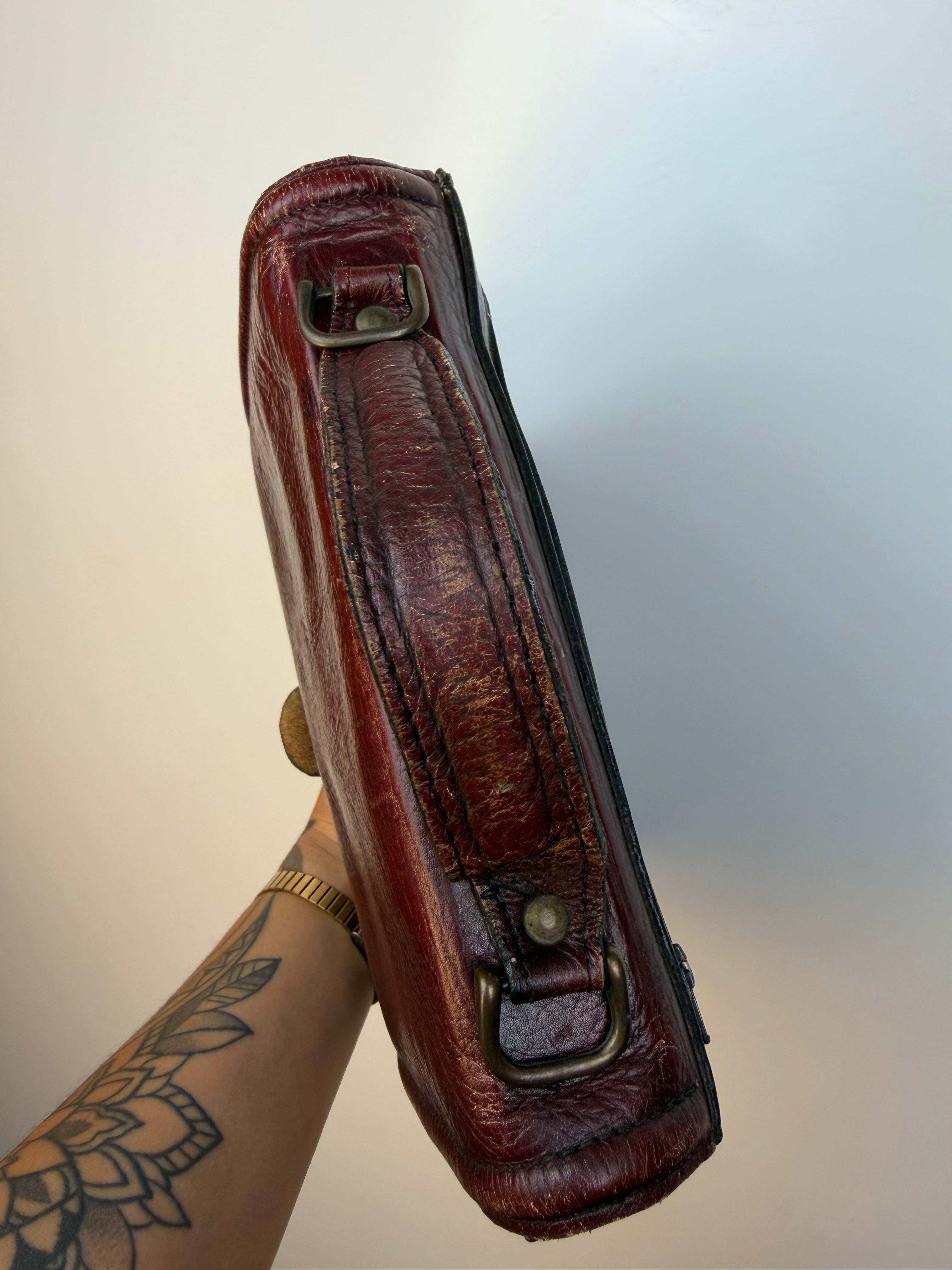 Borsa vintage in vera pelle bordeaux con chiusura in ottone