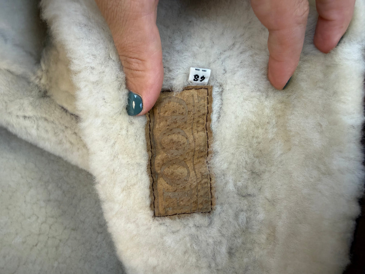 Montone vintage marrone con collo e polsini in shearling