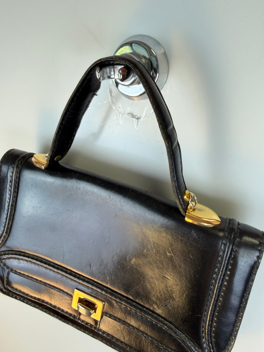 Borsa vintage nera con dettagli dorati