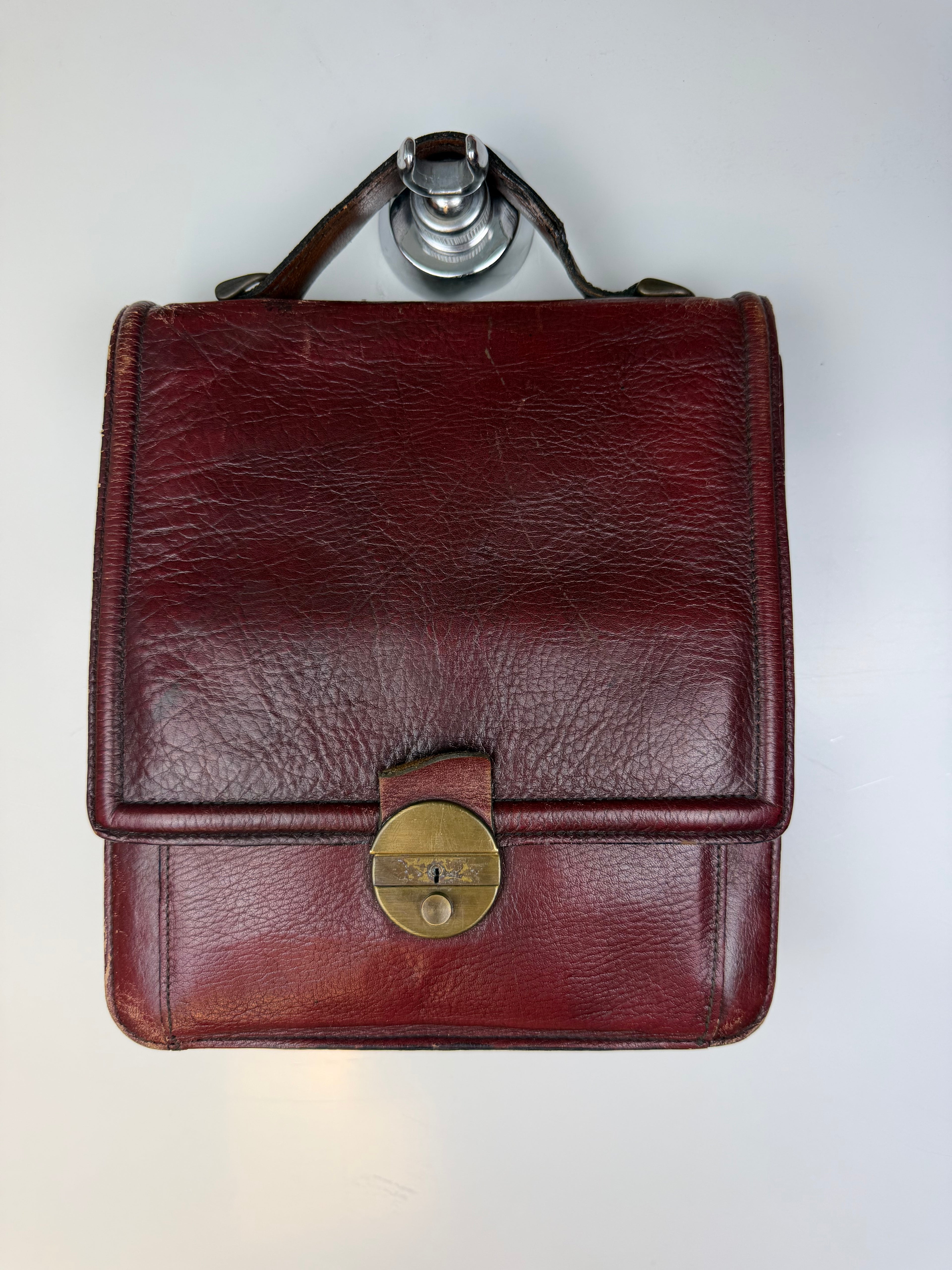 Borsa vintage in vera pelle bordeaux con chiusura in ottone