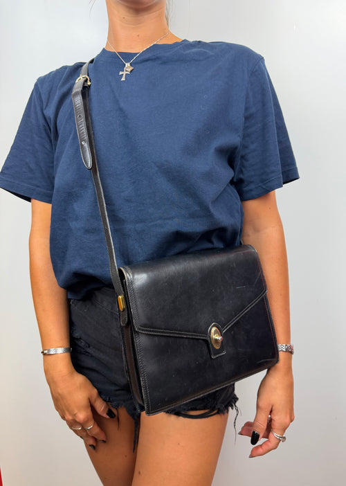 Borsa vintage nera a cartella con chiusura gioiello