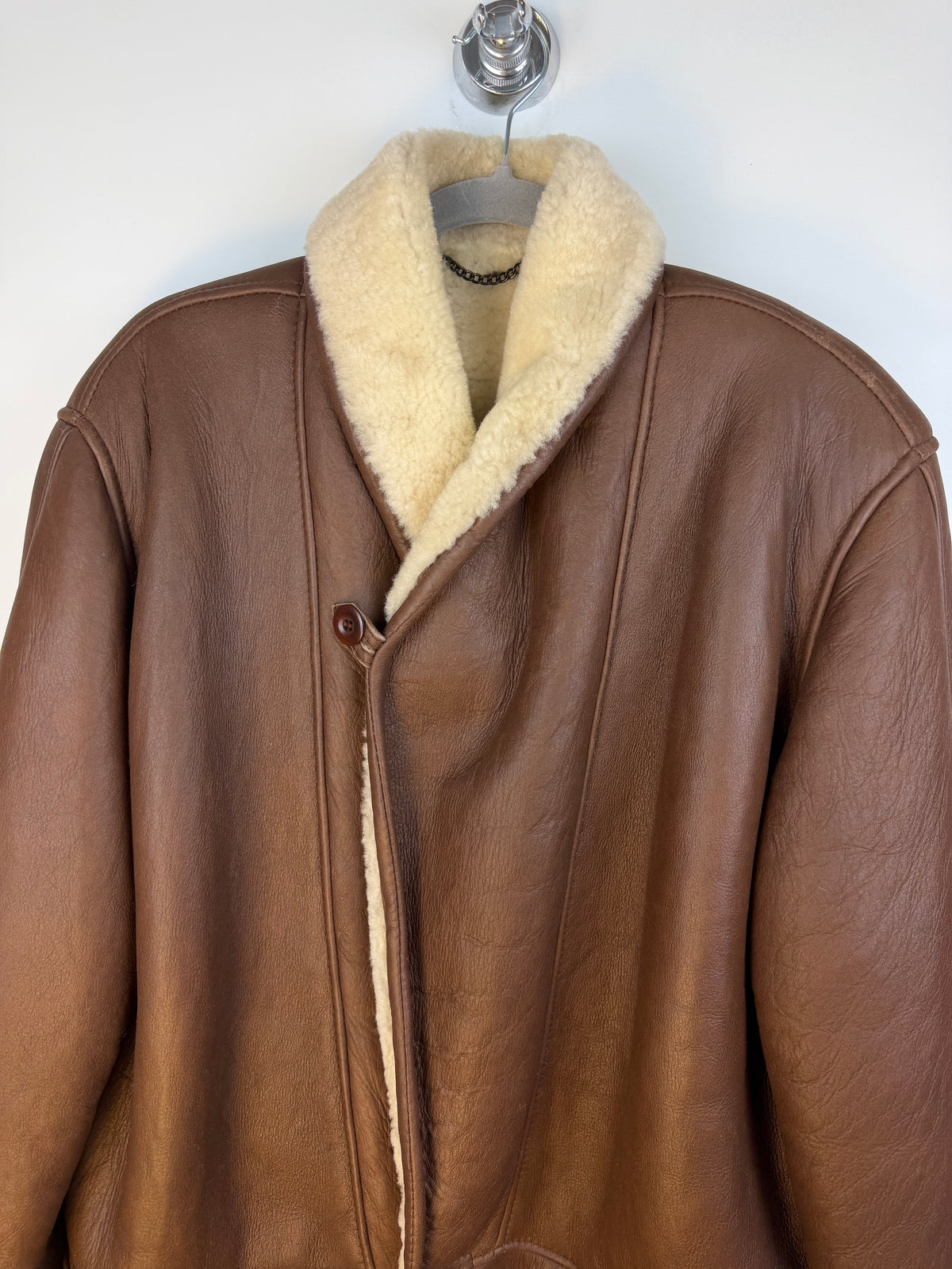 Montone vintage marrone con collo e polsini in shearling