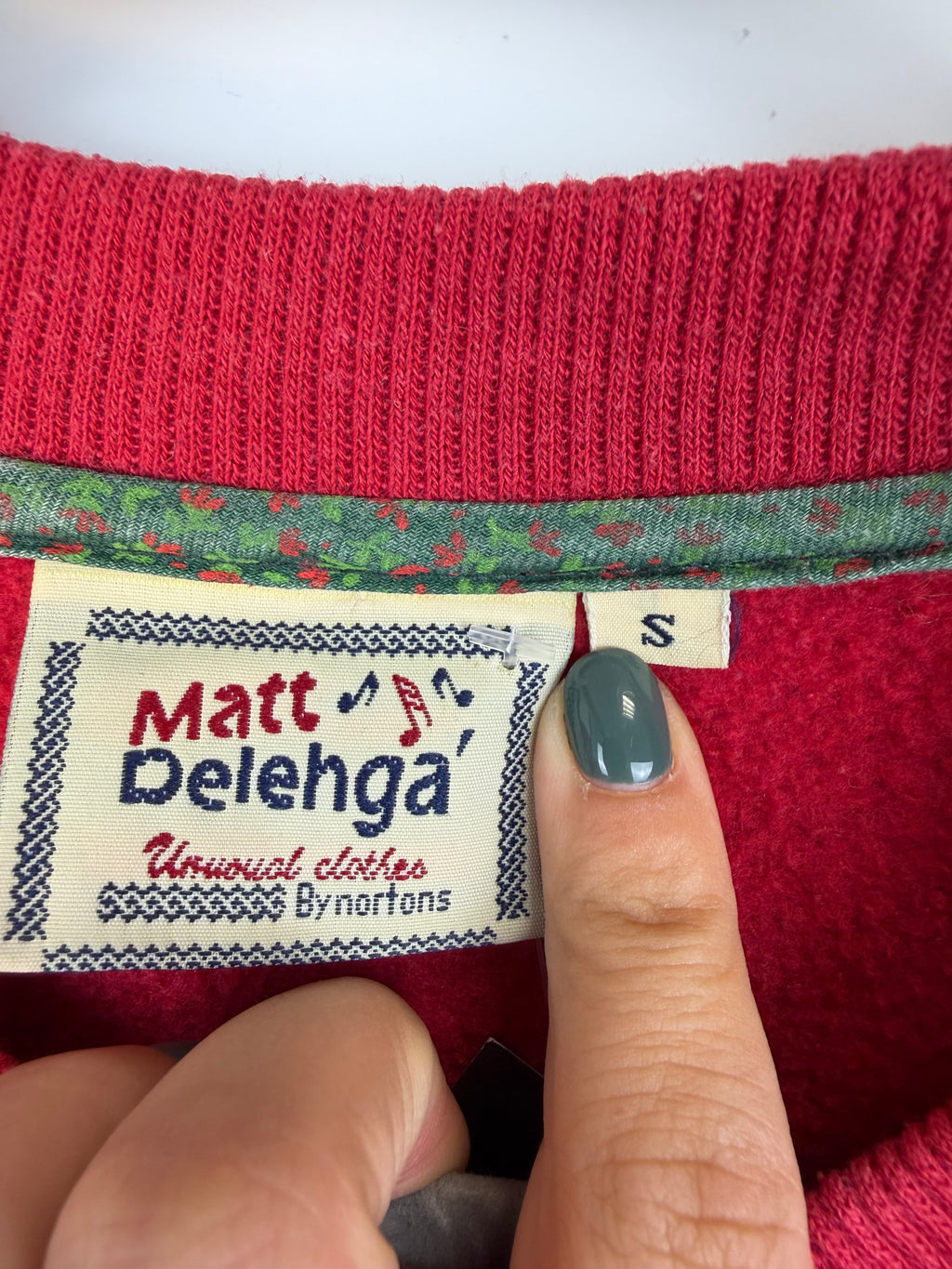 Felpa cardigan vintage con ricami e applicazioni
