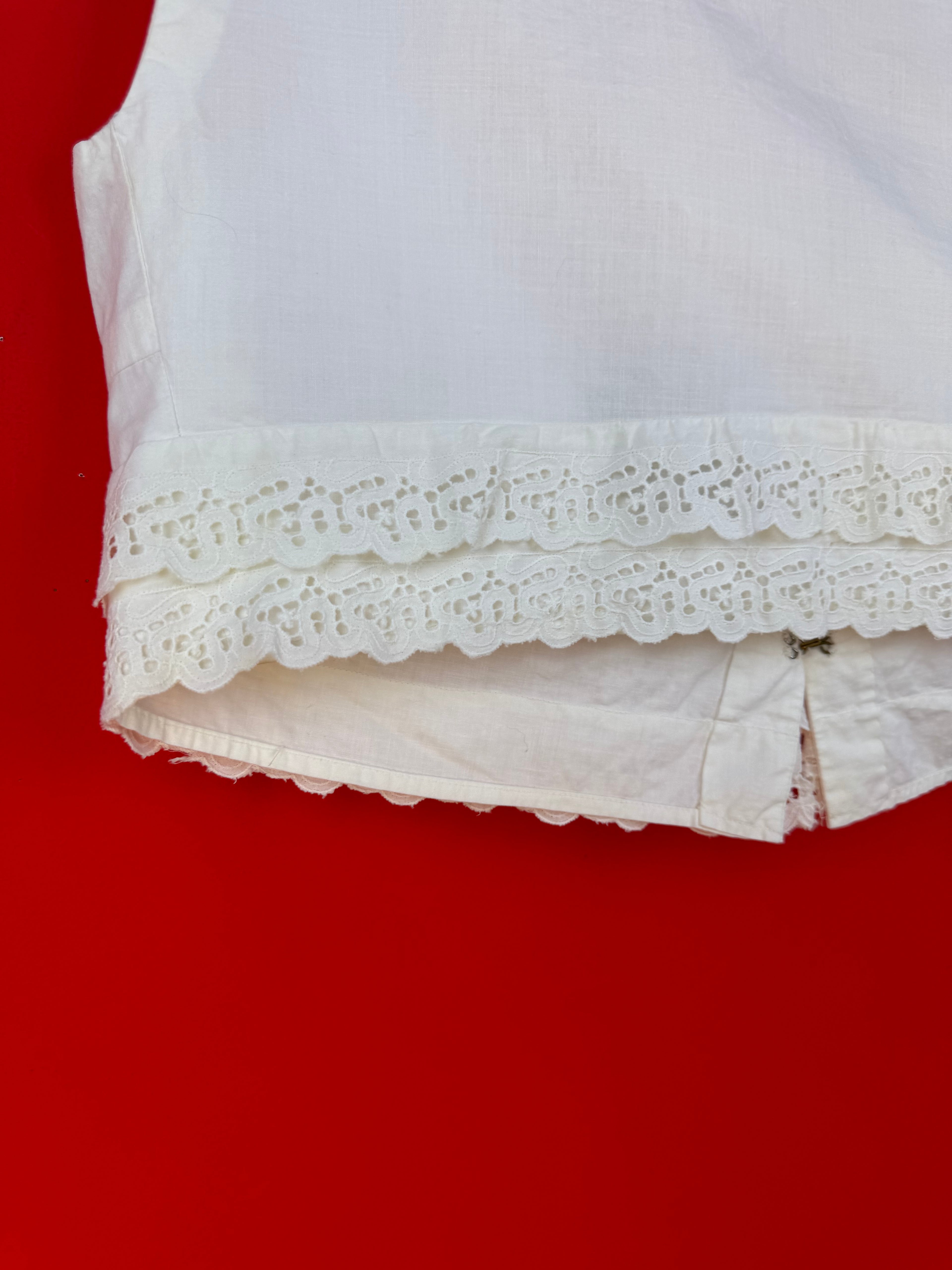 Top vintage cropped in cotone bianco con pizzo sangallo