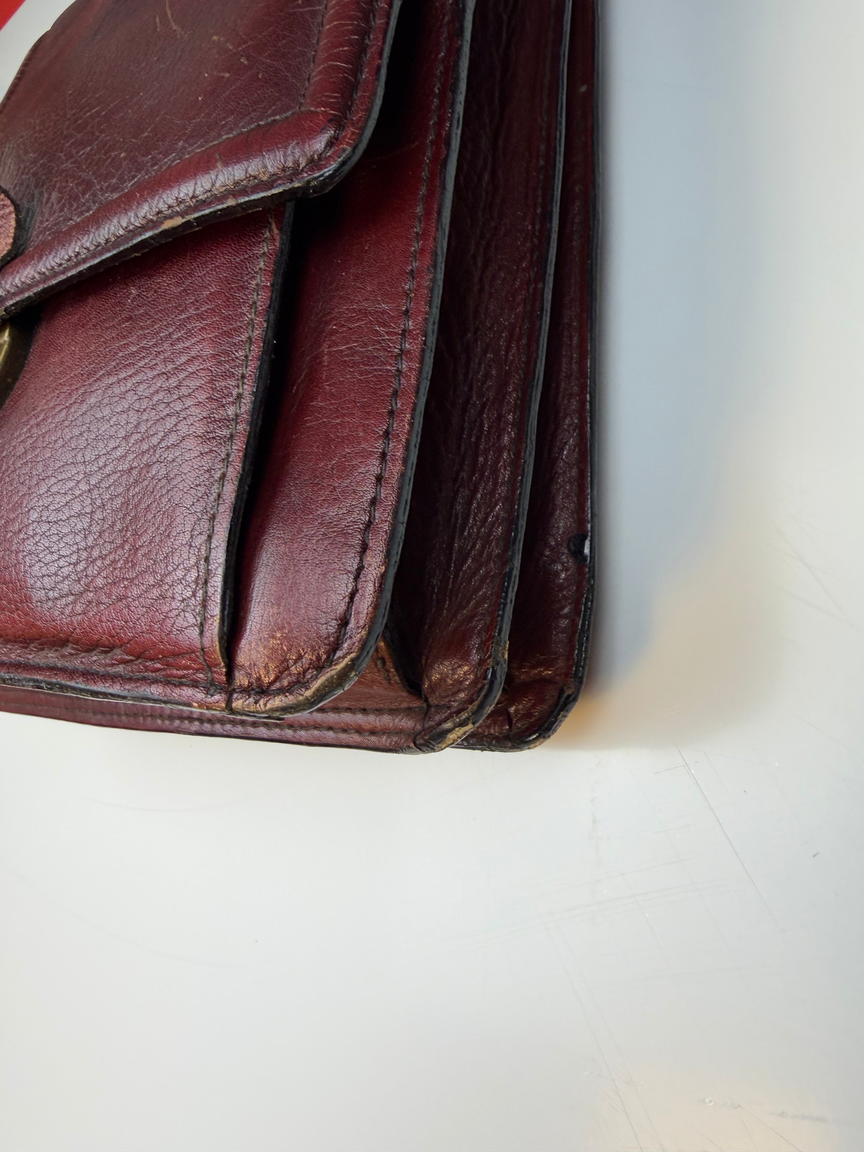 Borsa vintage in vera pelle bordeaux con chiusura in ottone