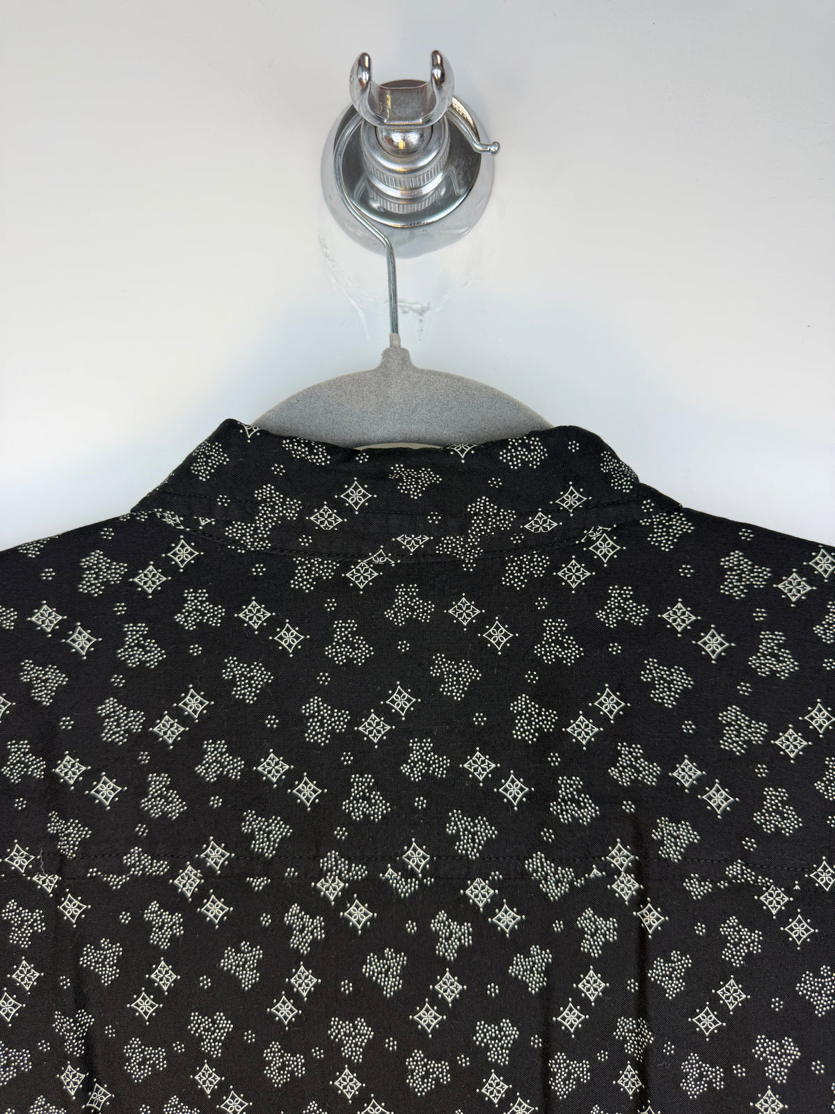 Camicia vintage anni ’90 nera con stampa geometrica