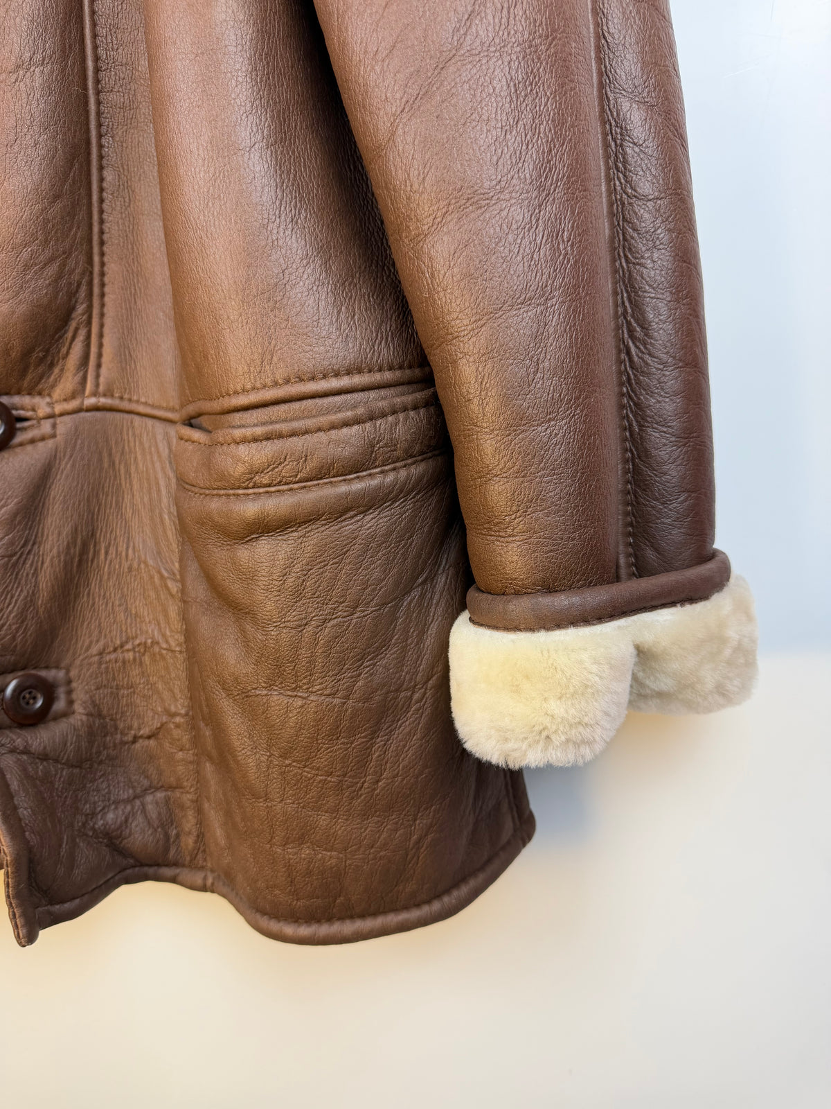 Montone vintage marrone con collo e polsini in shearling