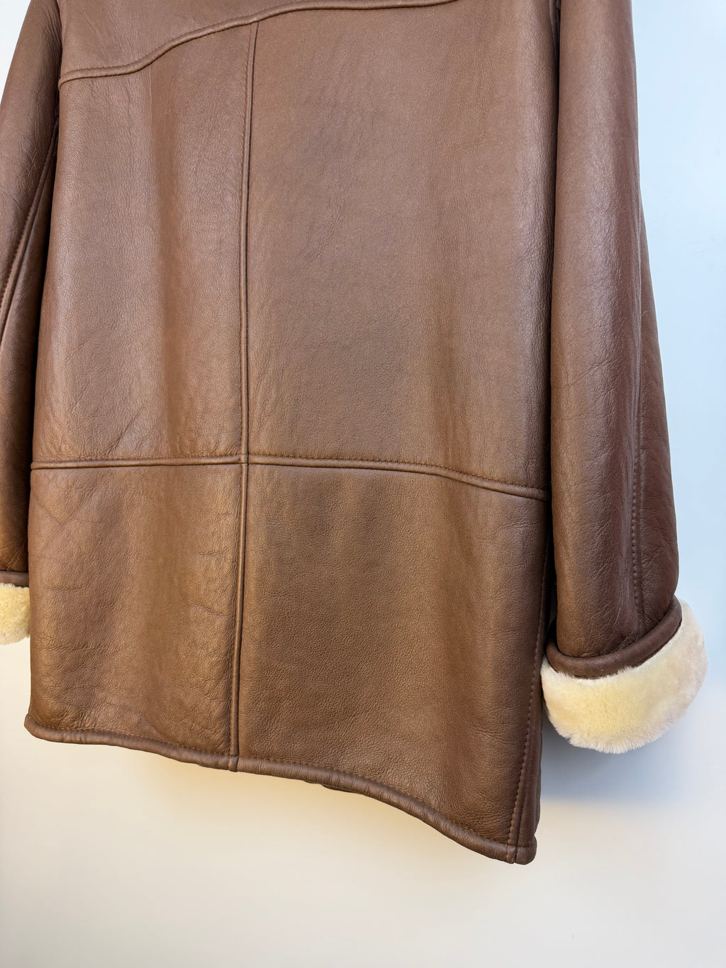 Montone vintage marrone con collo e polsini in shearling