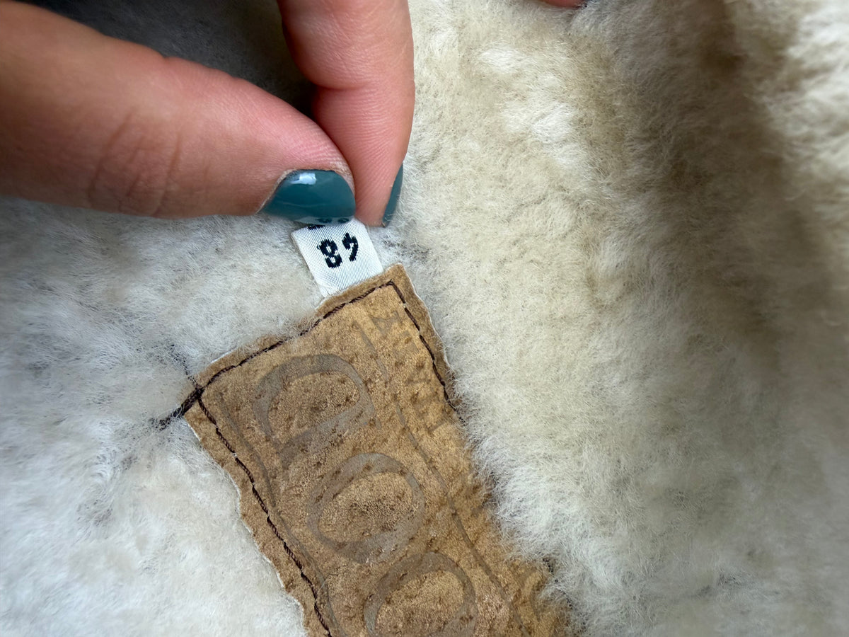 Montone vintage marrone con collo e polsini in shearling