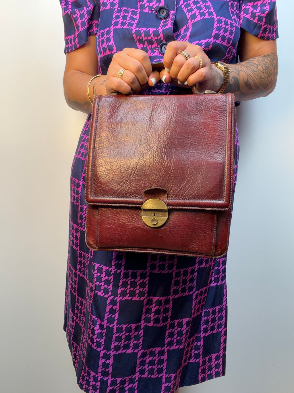 Borsa vintage in vera pelle bordeaux con chiusura in ottone