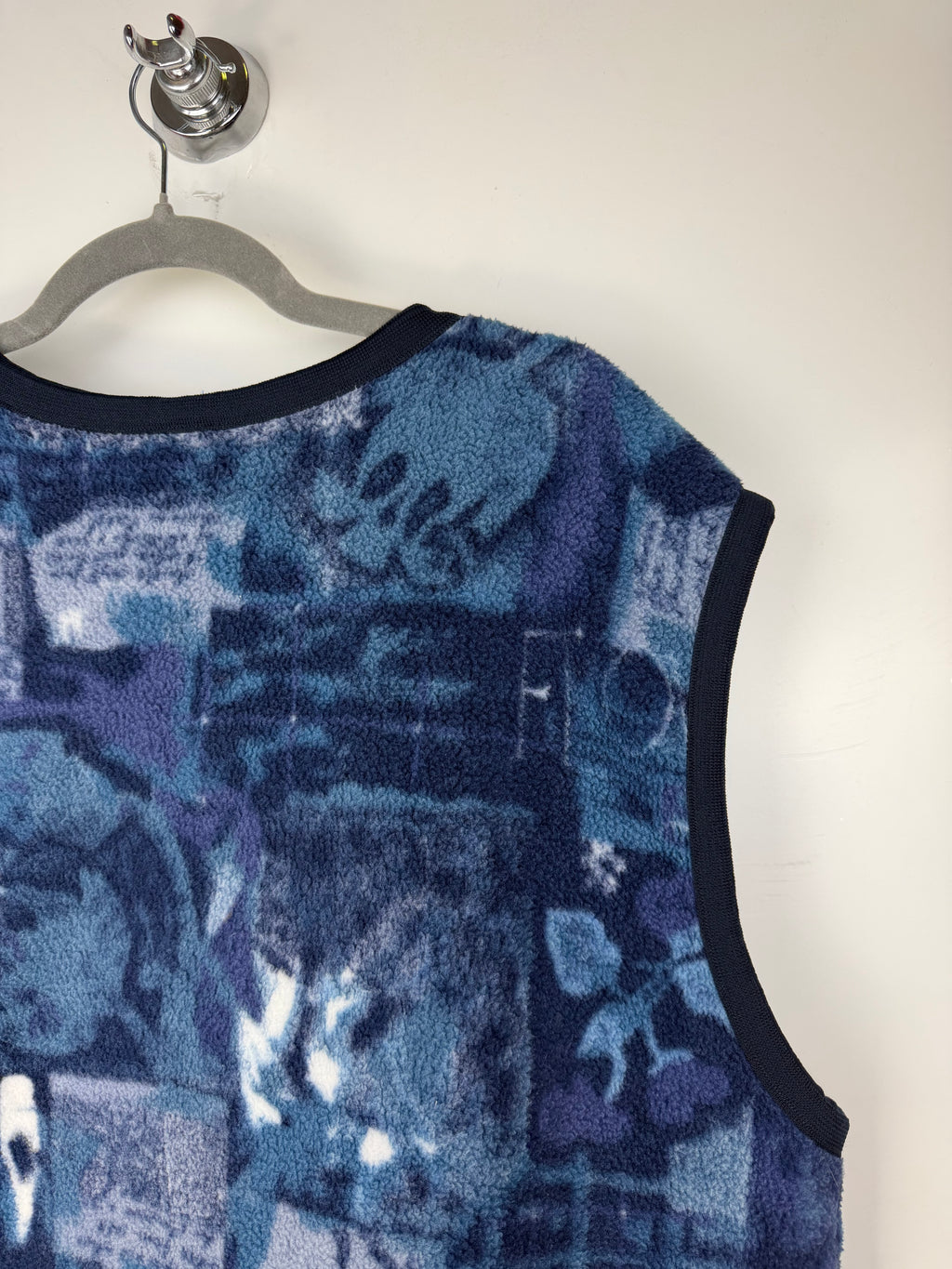 Gilet vintage lungo in pile blu con fantasia astratta