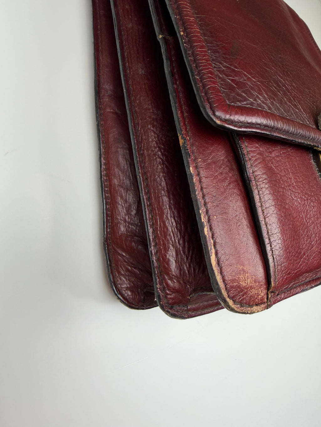Borsa vintage in vera pelle bordeaux con chiusura in ottone