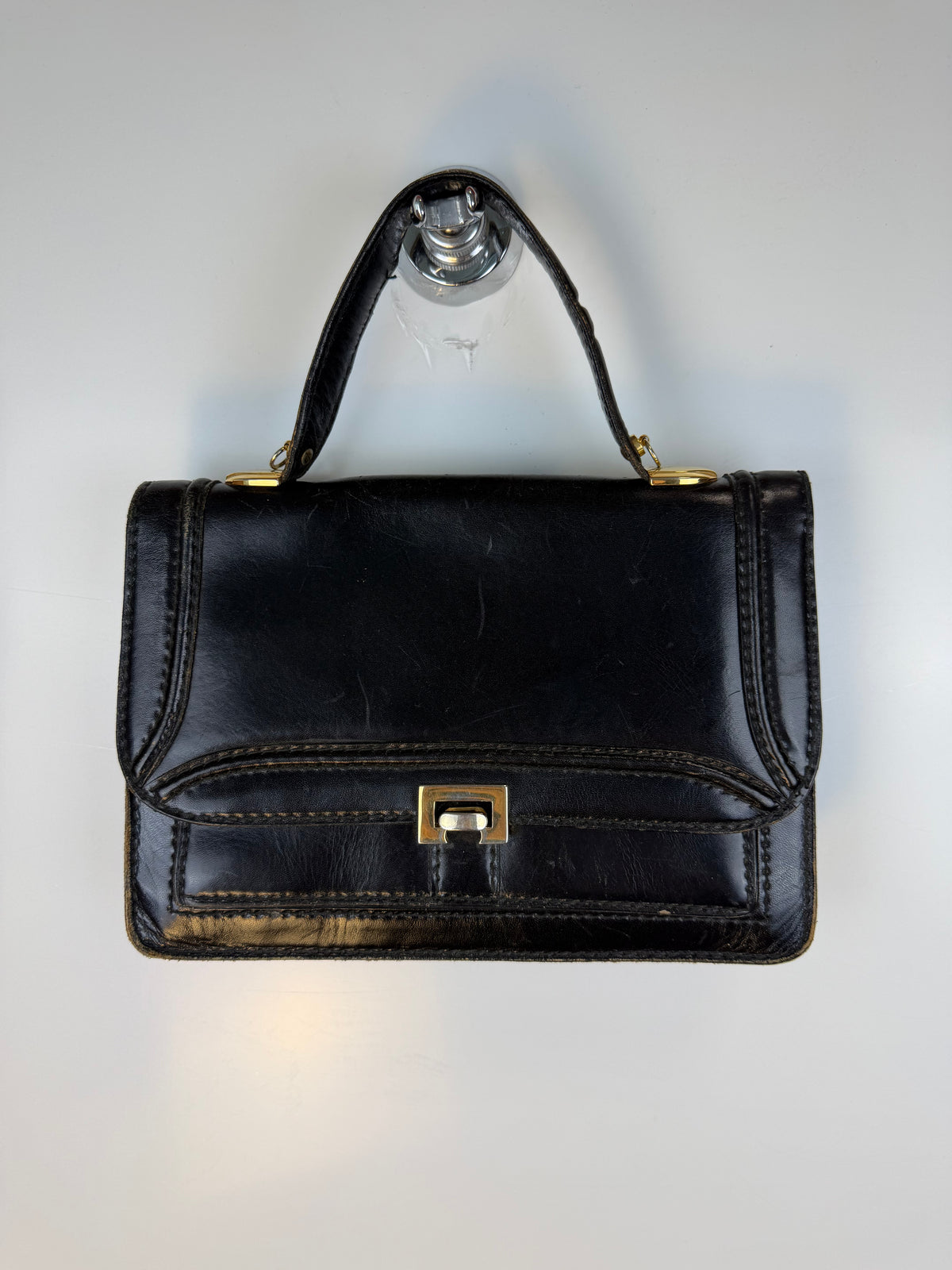 Borsa vintage nera con dettagli dorati