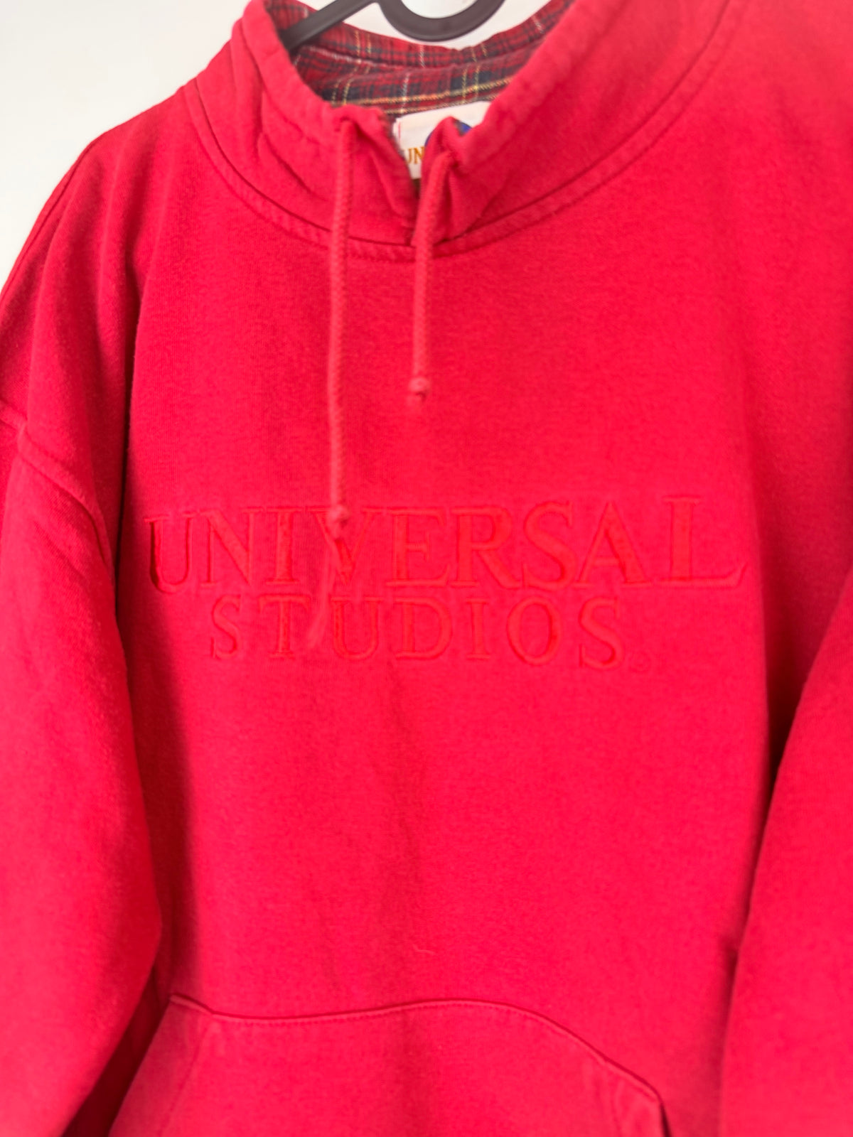 Felpa vintage Universal Studios rossa con ricami e collo tartan
