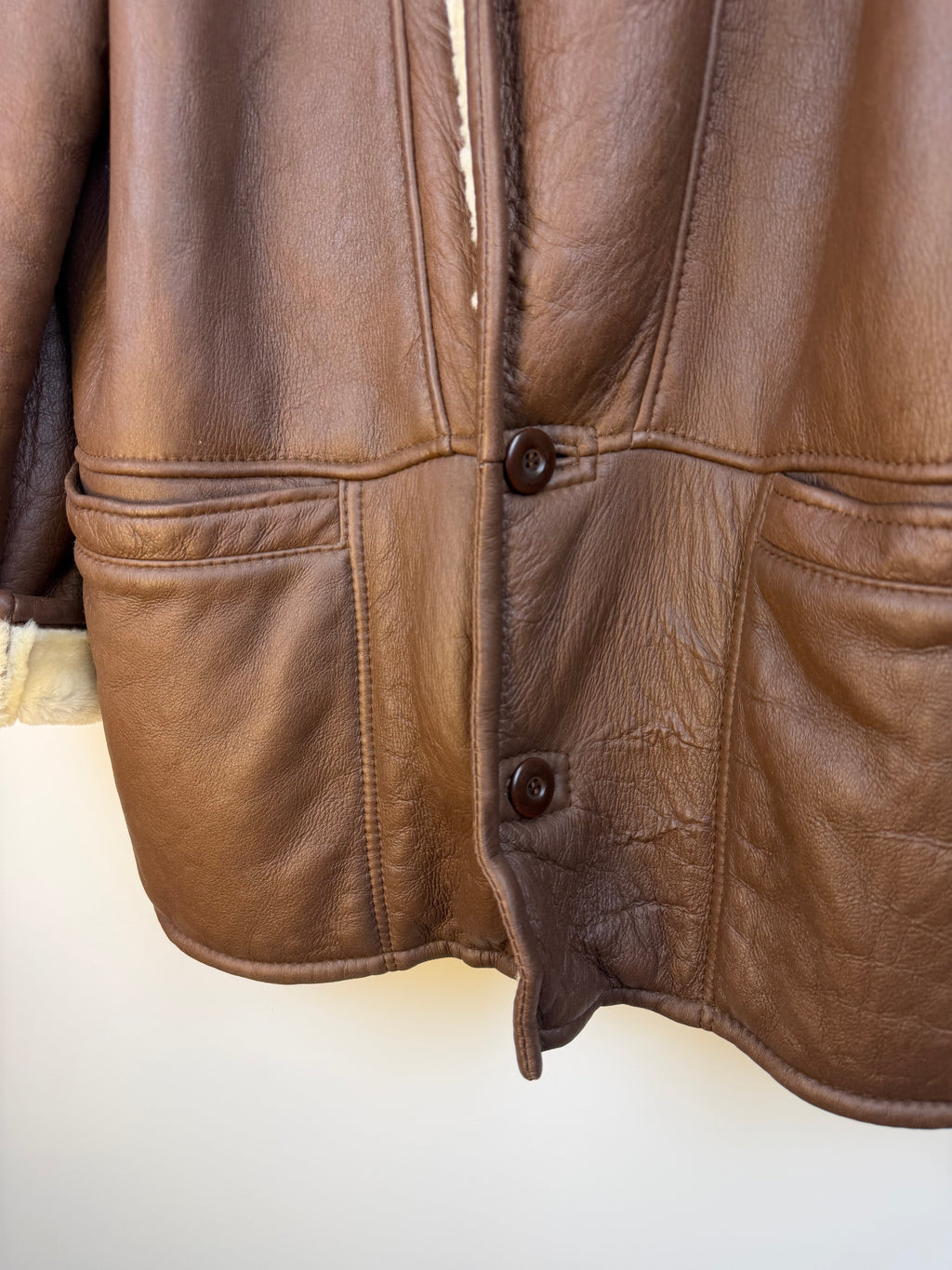 Montone vintage marrone con collo e polsini in shearling