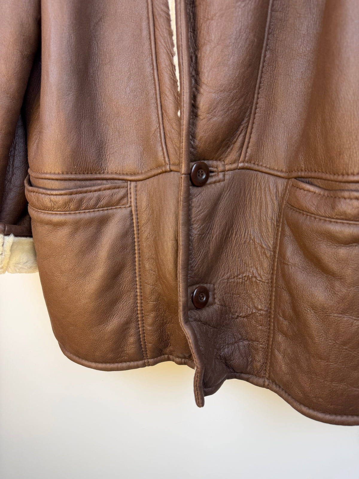 Montone vintage marrone con collo e polsini in shearling