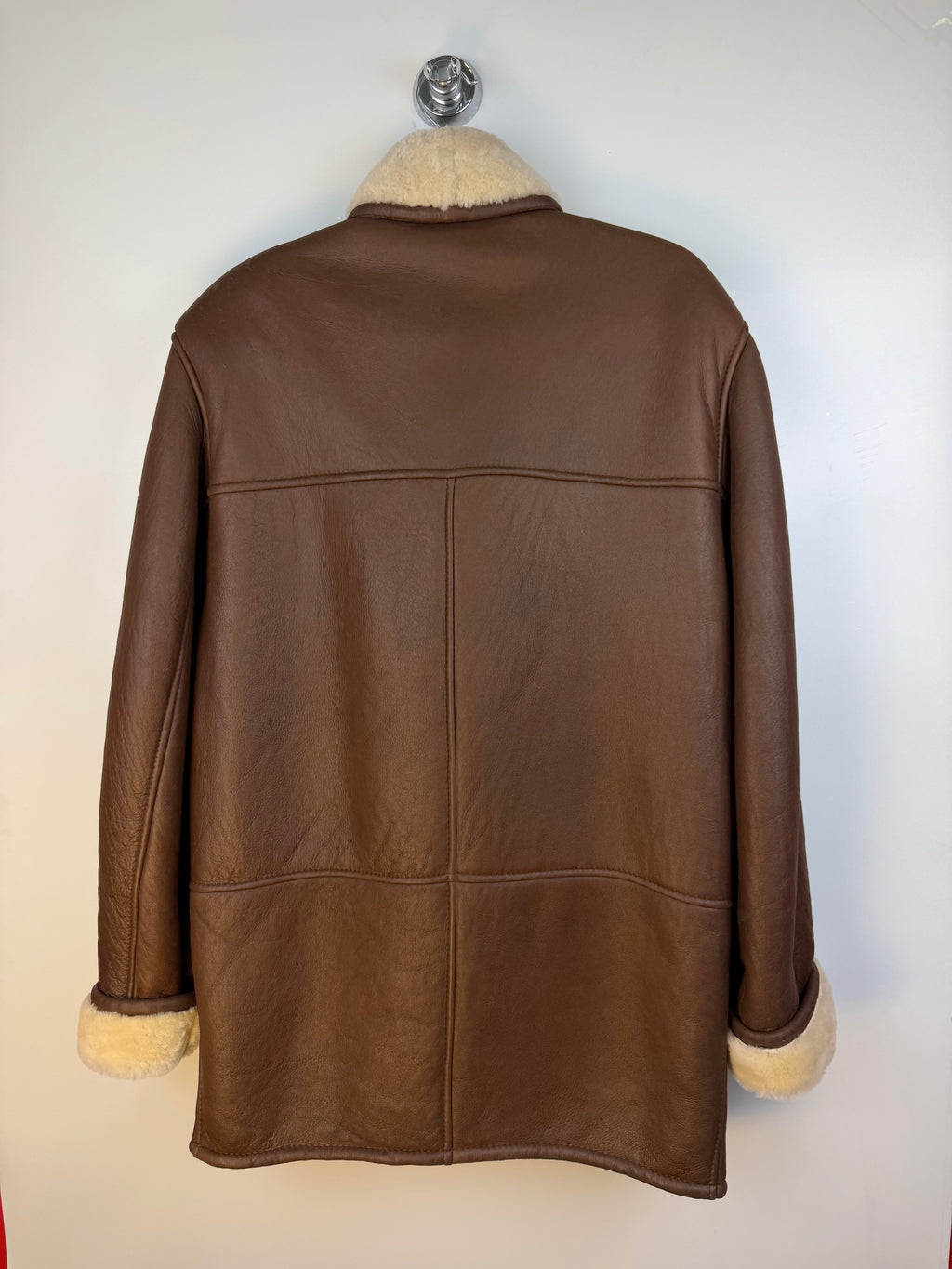 Montone vintage marrone con collo e polsini in shearling