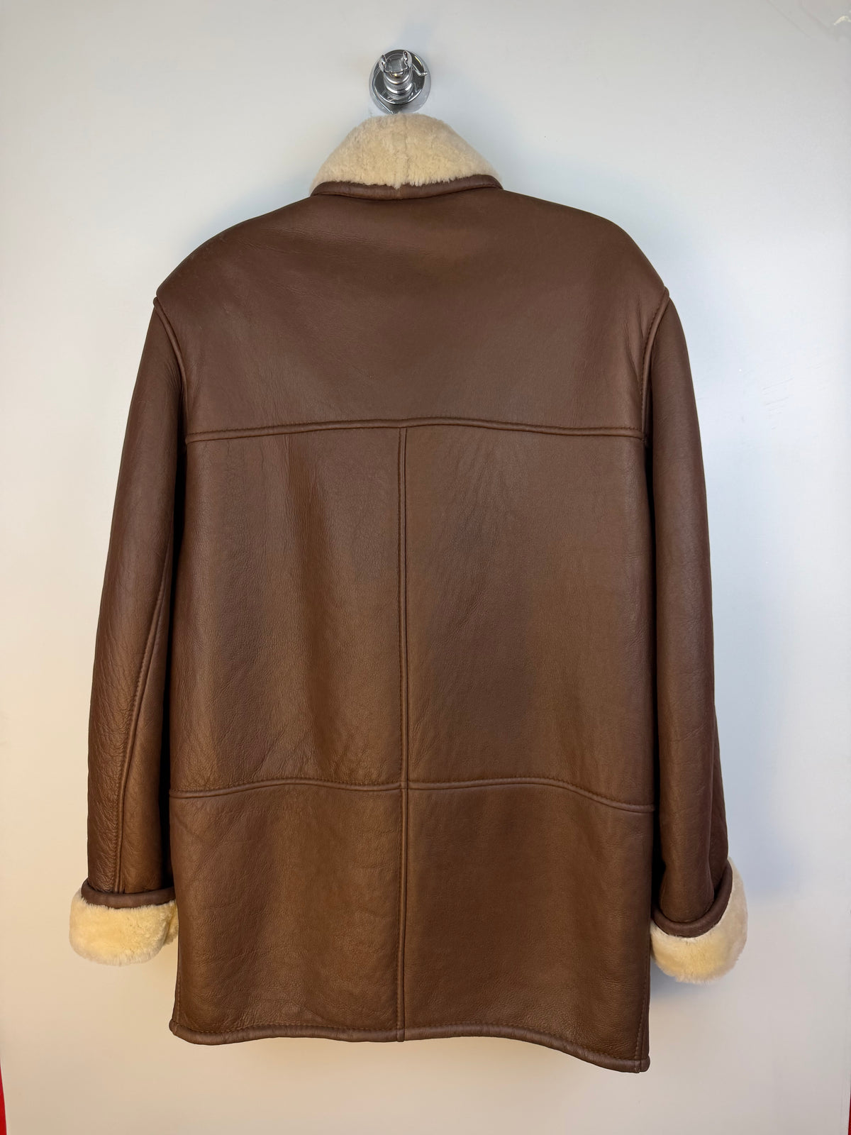 Montone vintage marrone con collo e polsini in shearling