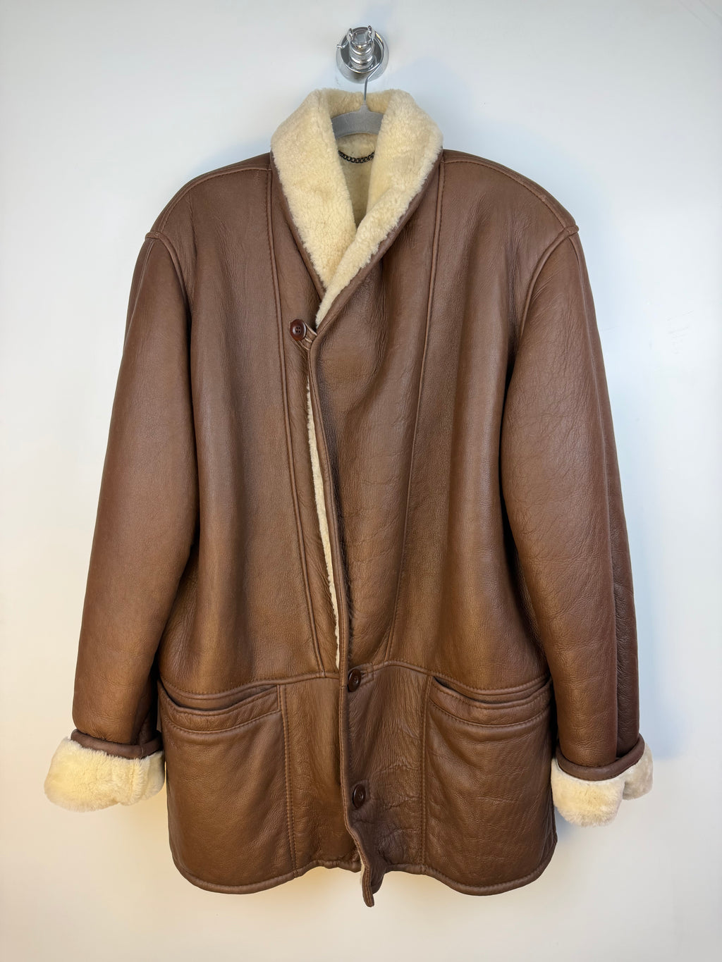 Montone vintage marrone con collo e polsini in shearling