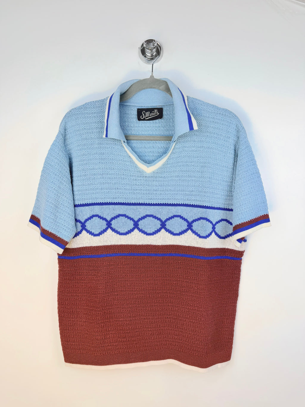 Polo vintage in maglia celeste e ruggine con motivo geometrico