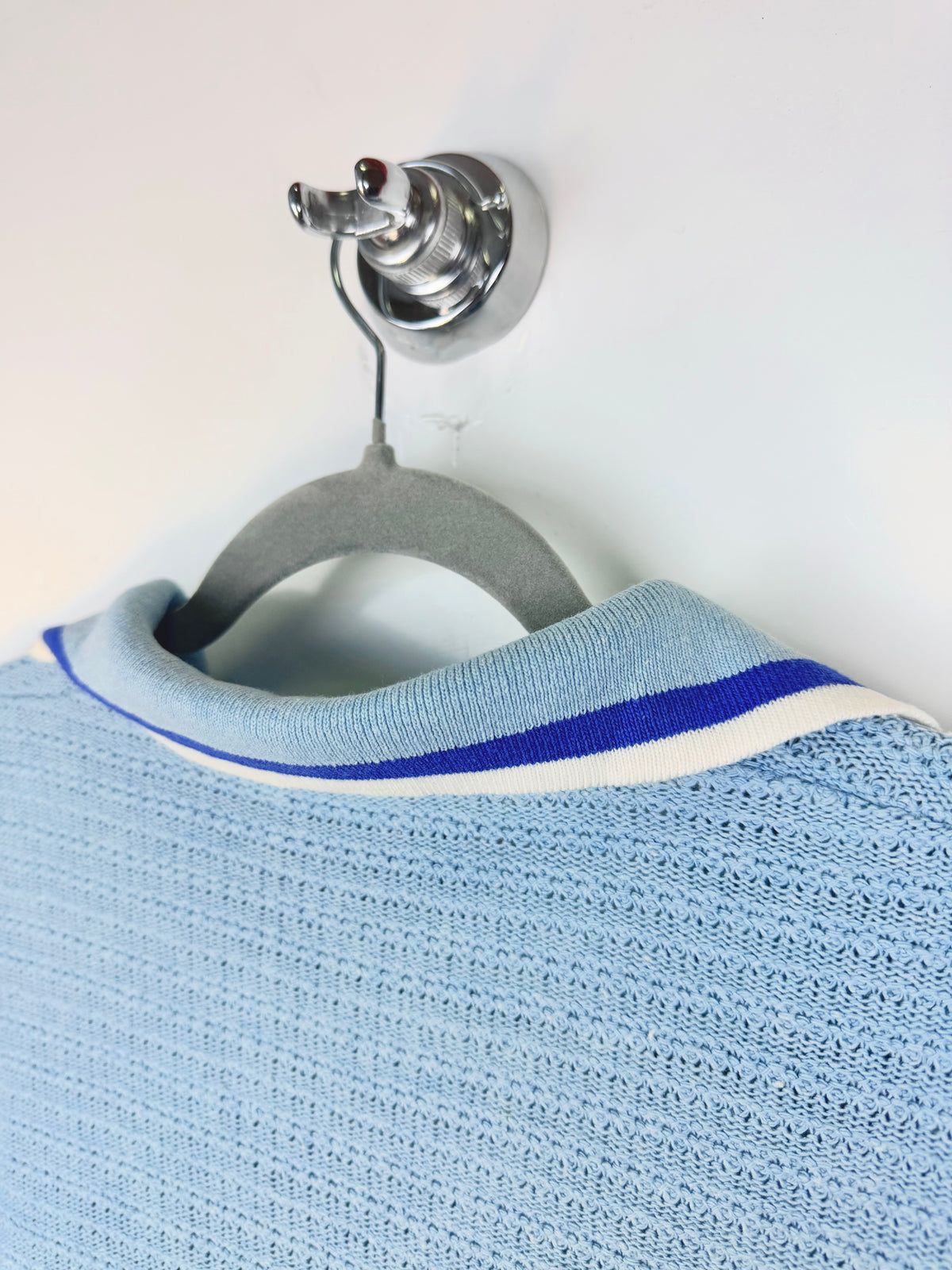 Polo vintage in maglia celeste e ruggine con motivo geometrico
