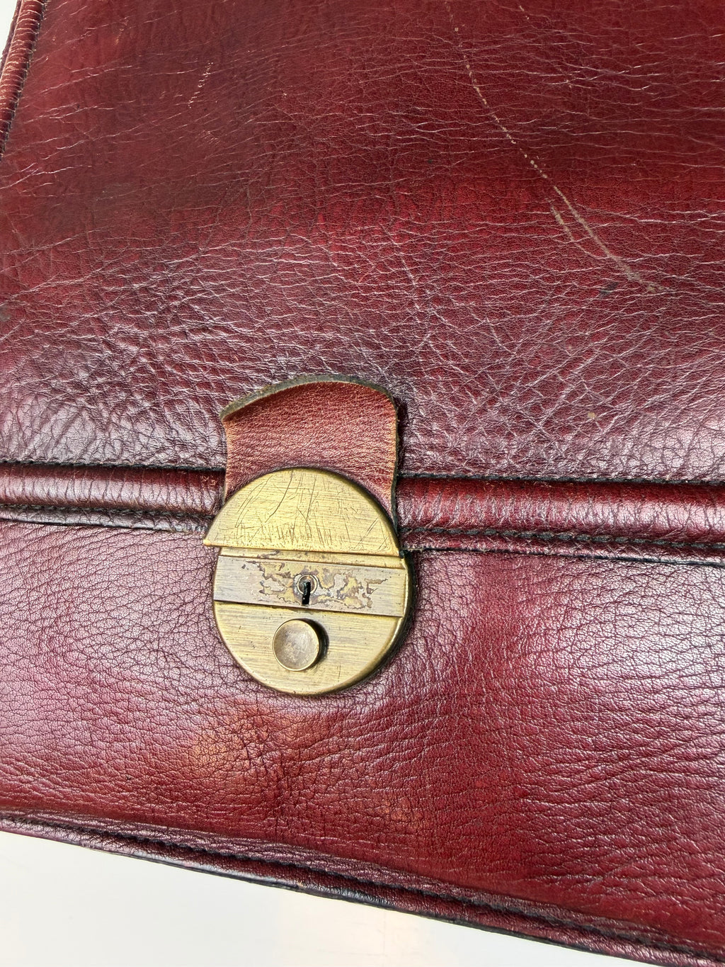 Borsa vintage in vera pelle bordeaux con chiusura in ottone