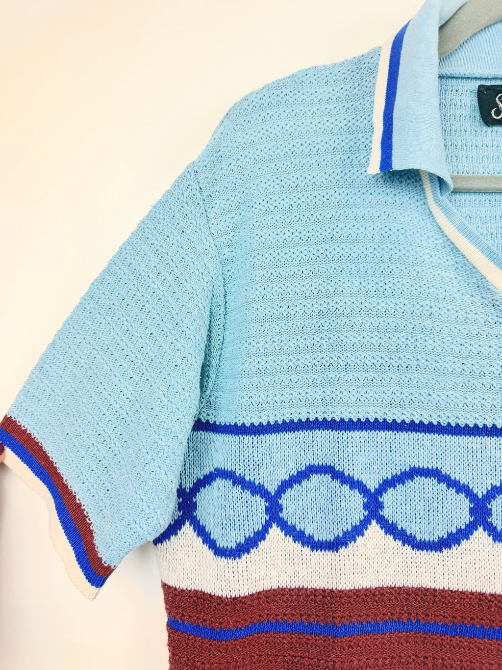 Polo vintage in maglia celeste e ruggine con motivo geometrico