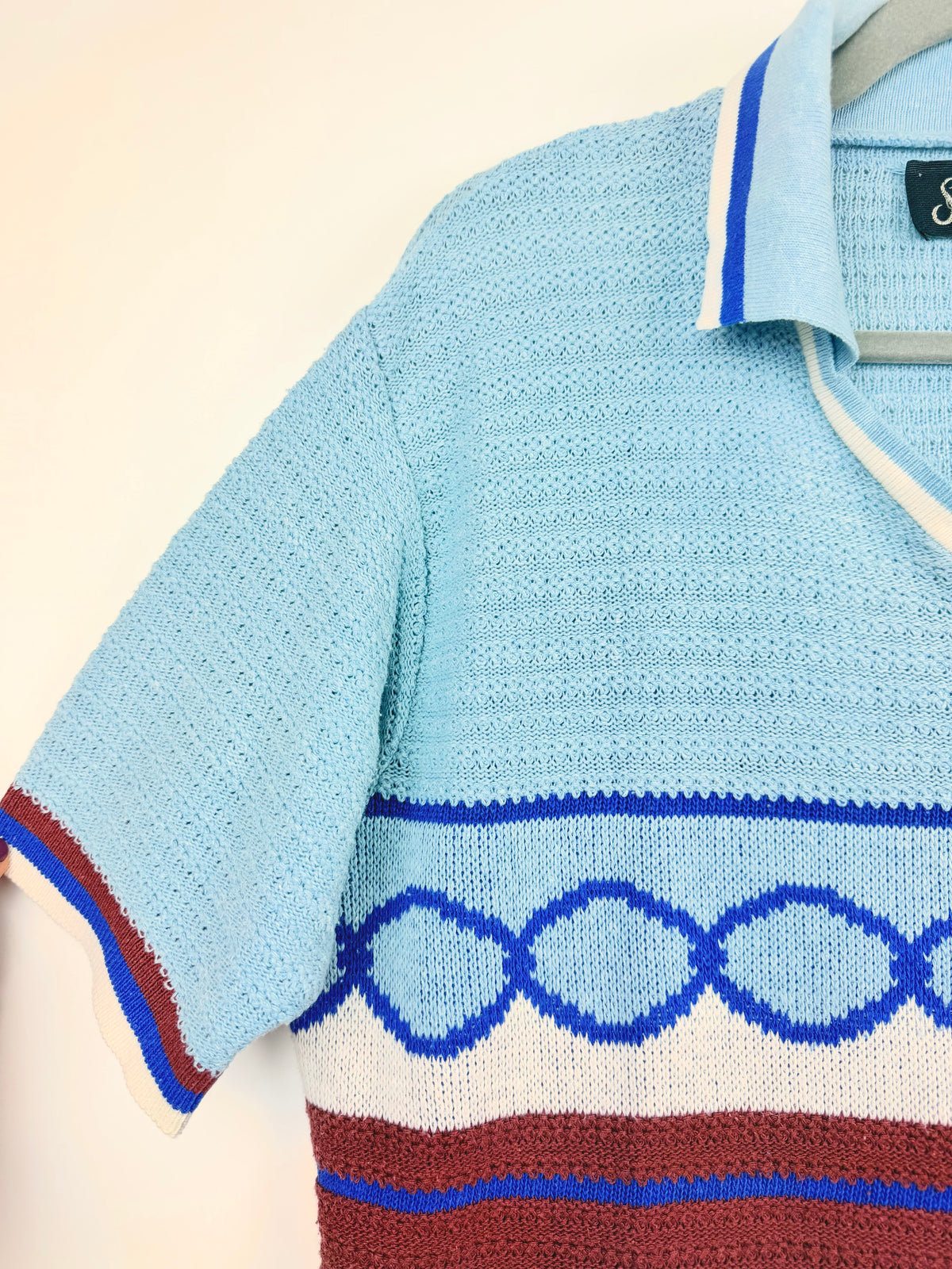 Polo vintage in maglia celeste e ruggine con motivo geometrico