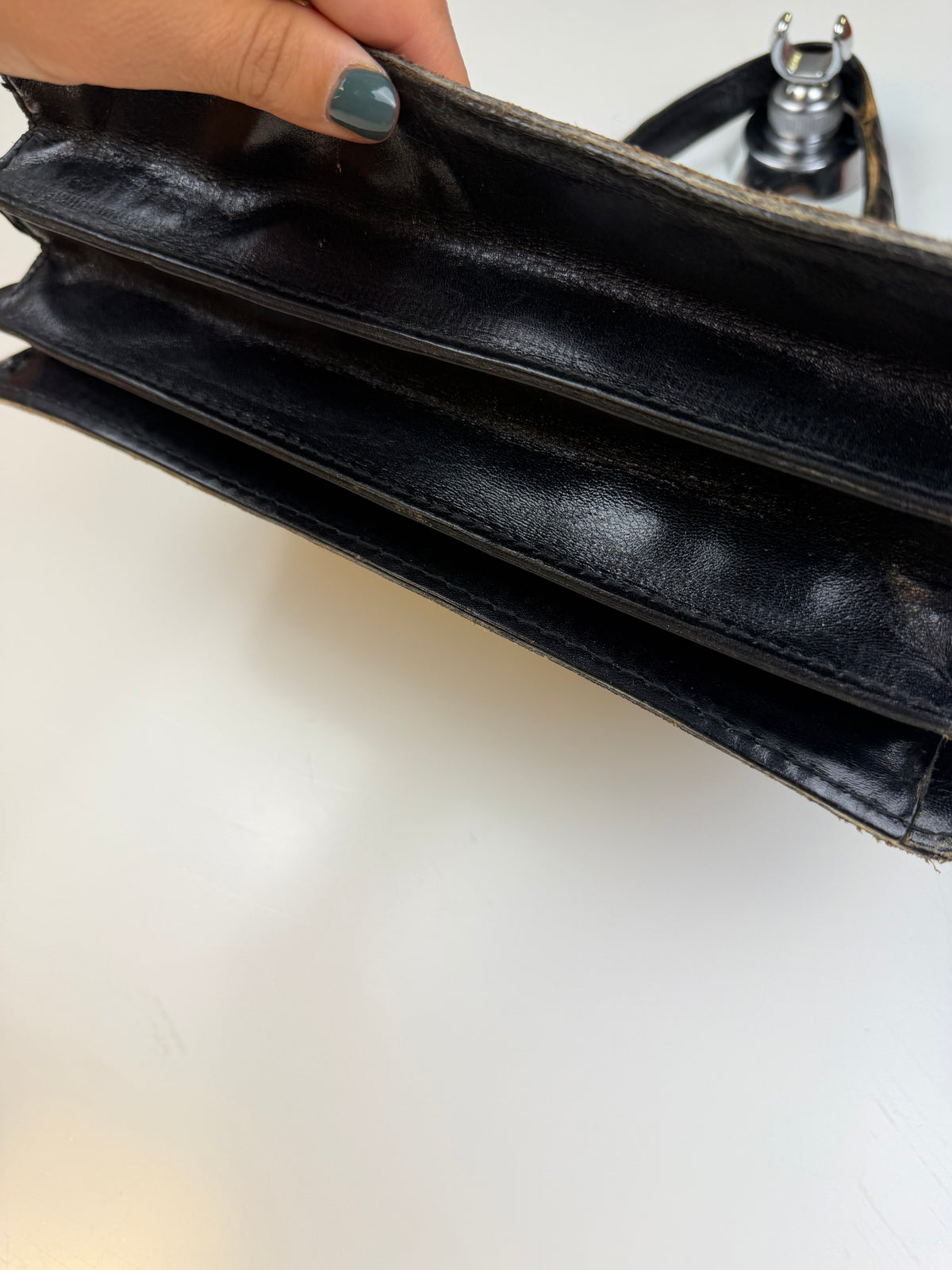 Borsa vintage nera con dettagli dorati