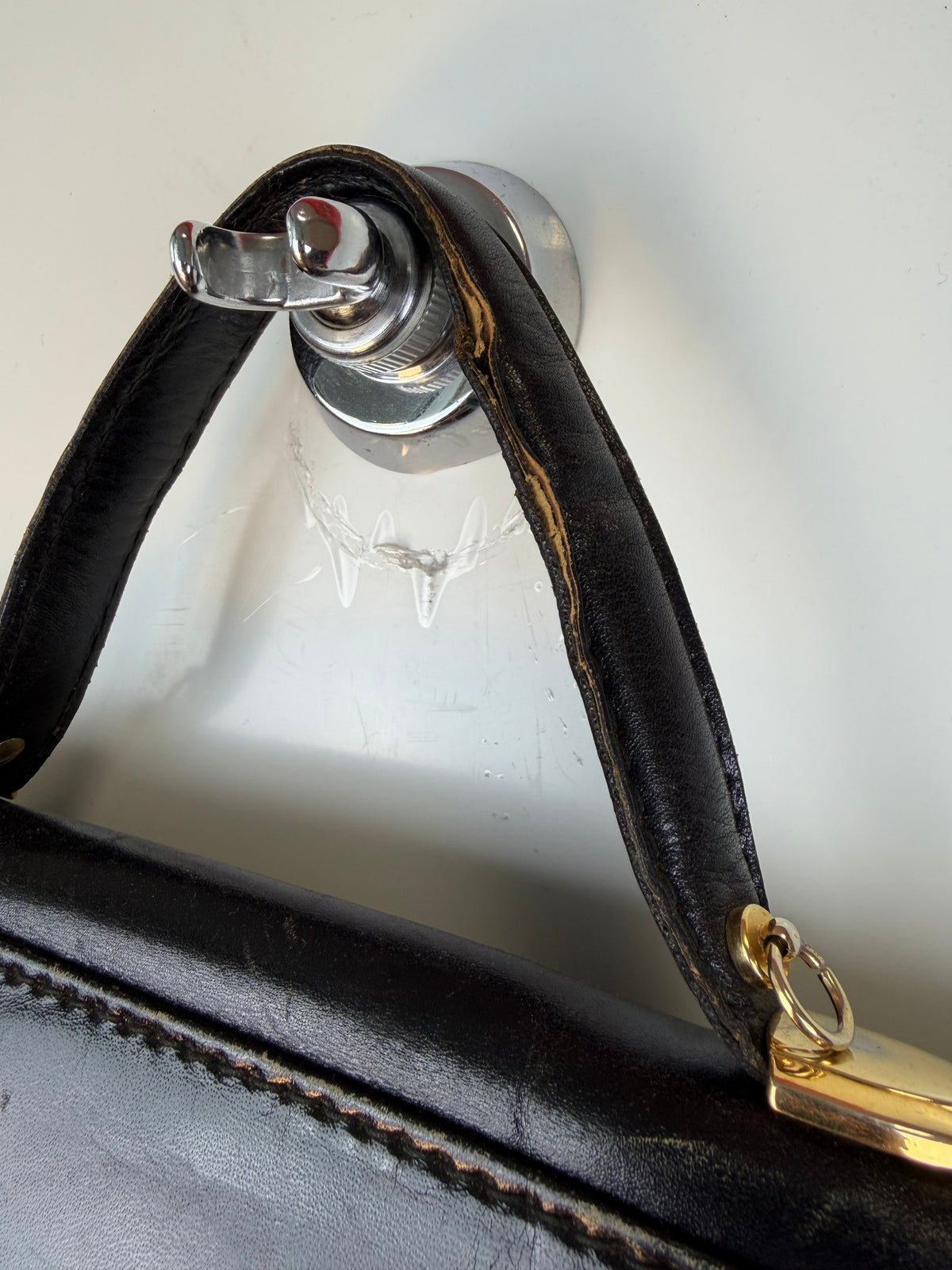Borsa vintage nera con dettagli dorati