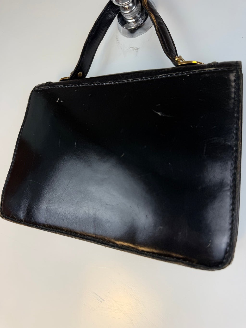 Borsa vintage nera con dettagli dorati