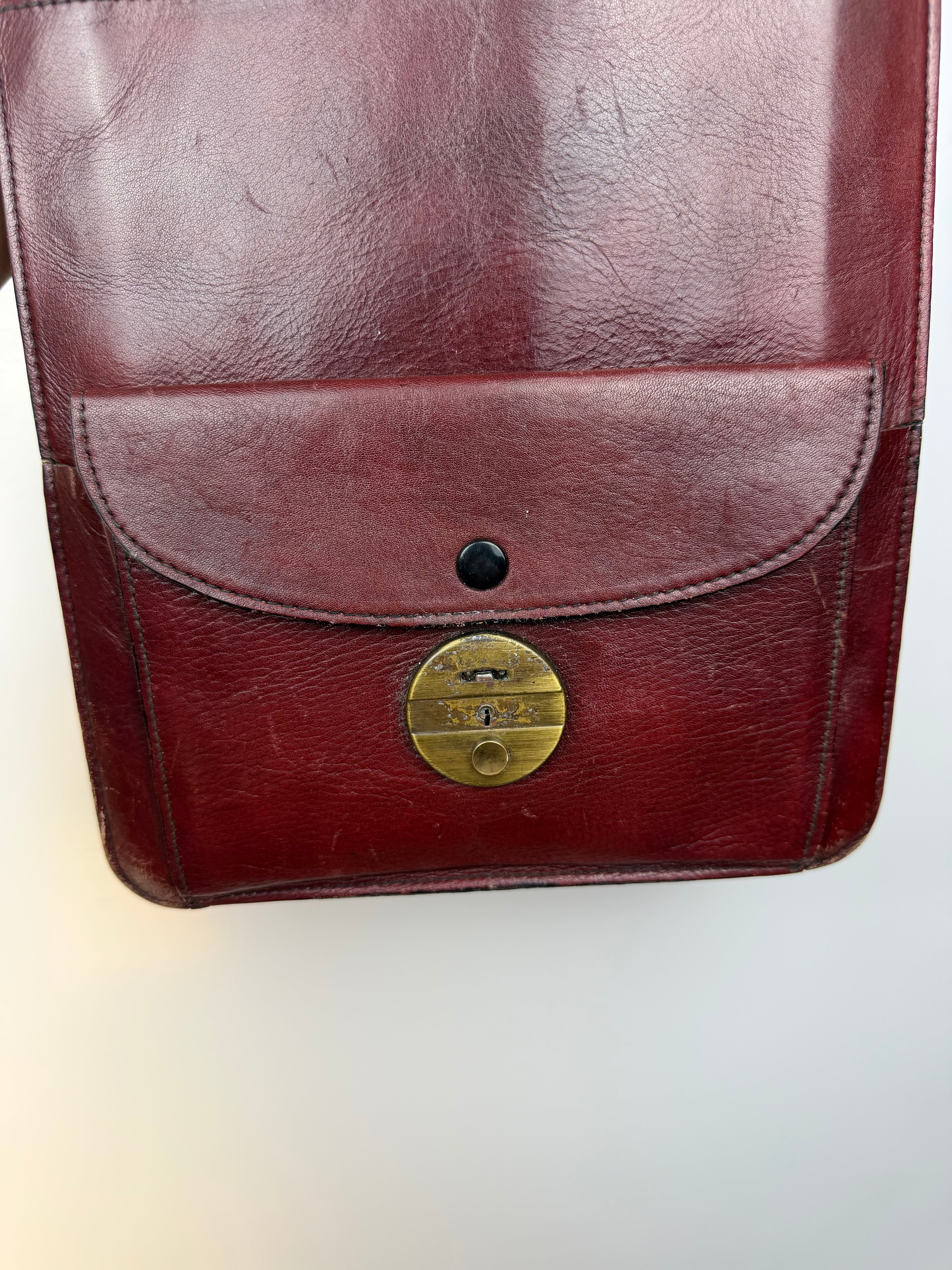 Borsa vintage in vera pelle bordeaux con chiusura in ottone