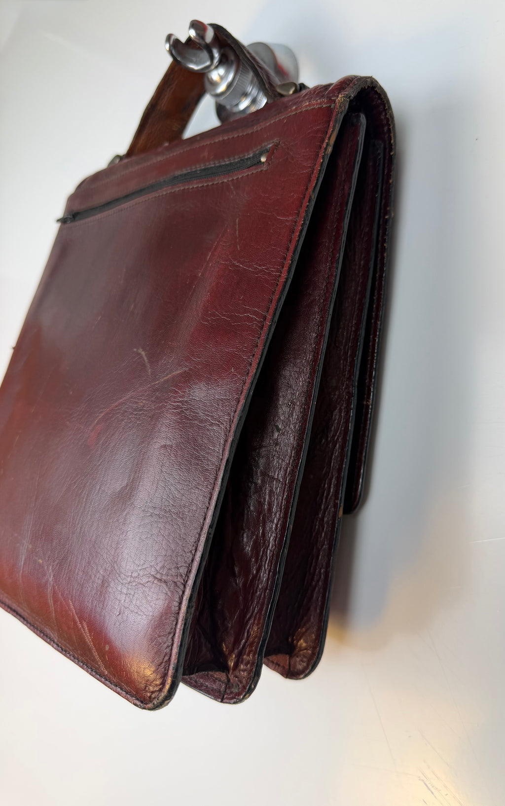 Borsa vintage in vera pelle bordeaux con chiusura in ottone