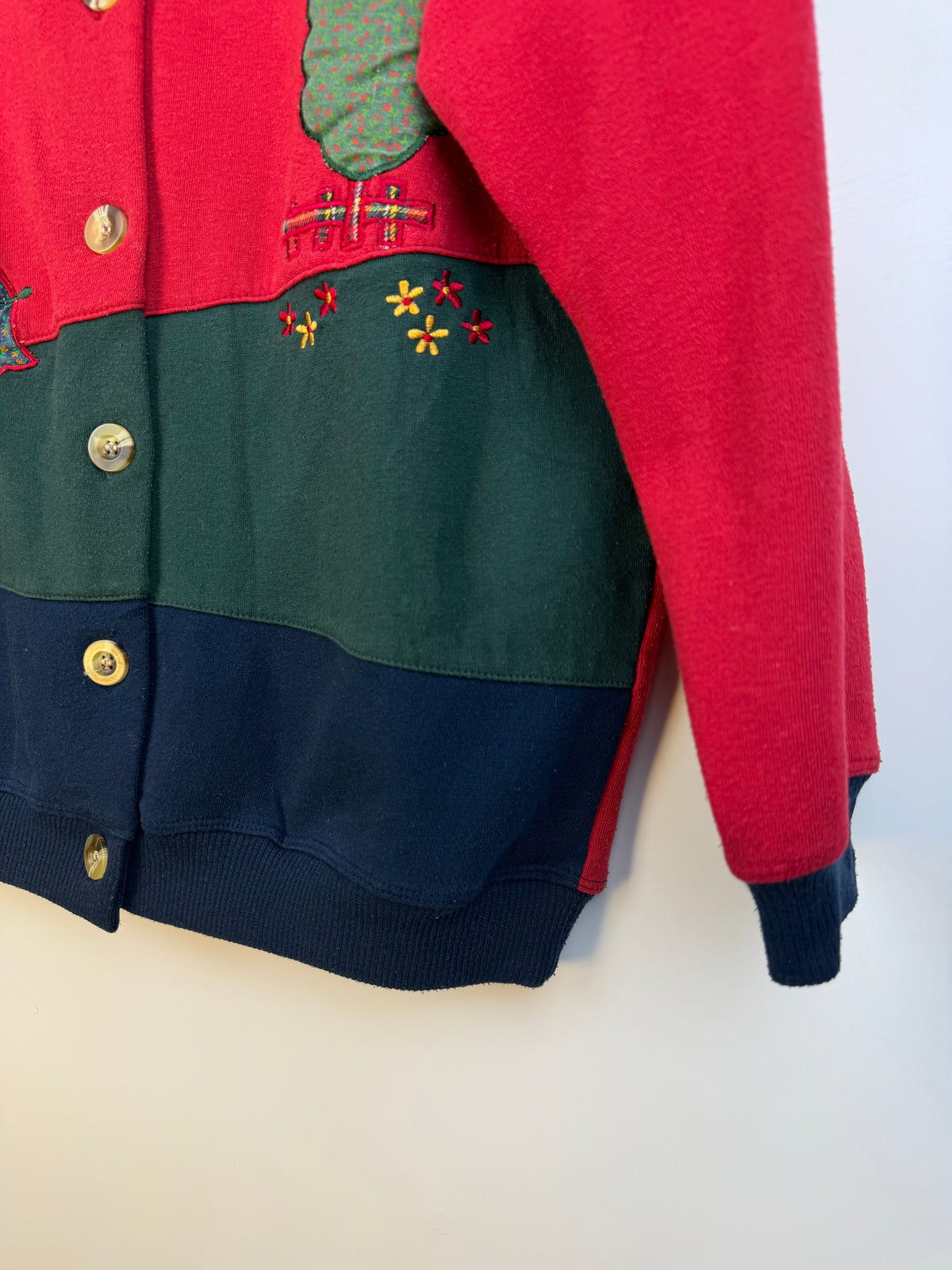 Felpa cardigan vintage con ricami e applicazioni