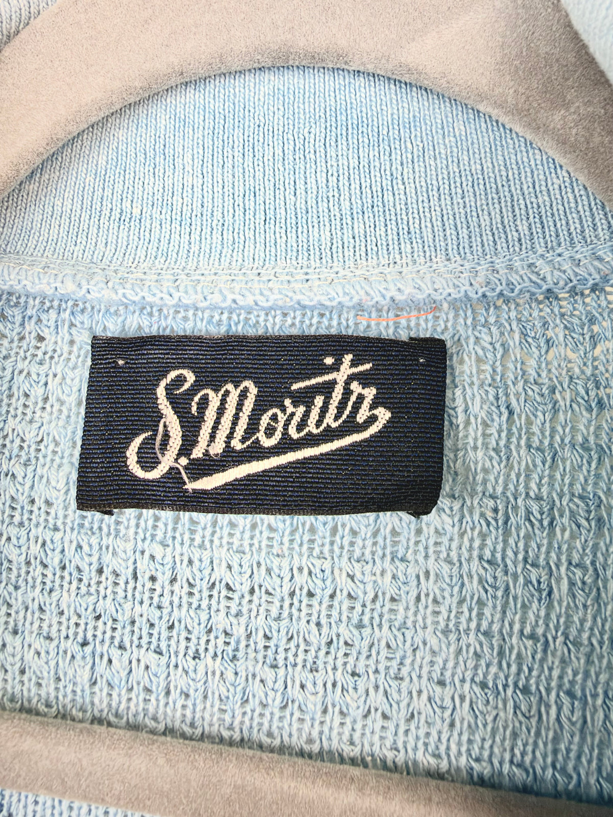 Polo vintage in maglia celeste e ruggine con motivo geometrico