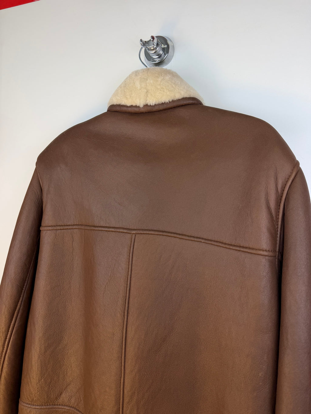 Montone vintage marrone con collo e polsini in shearling