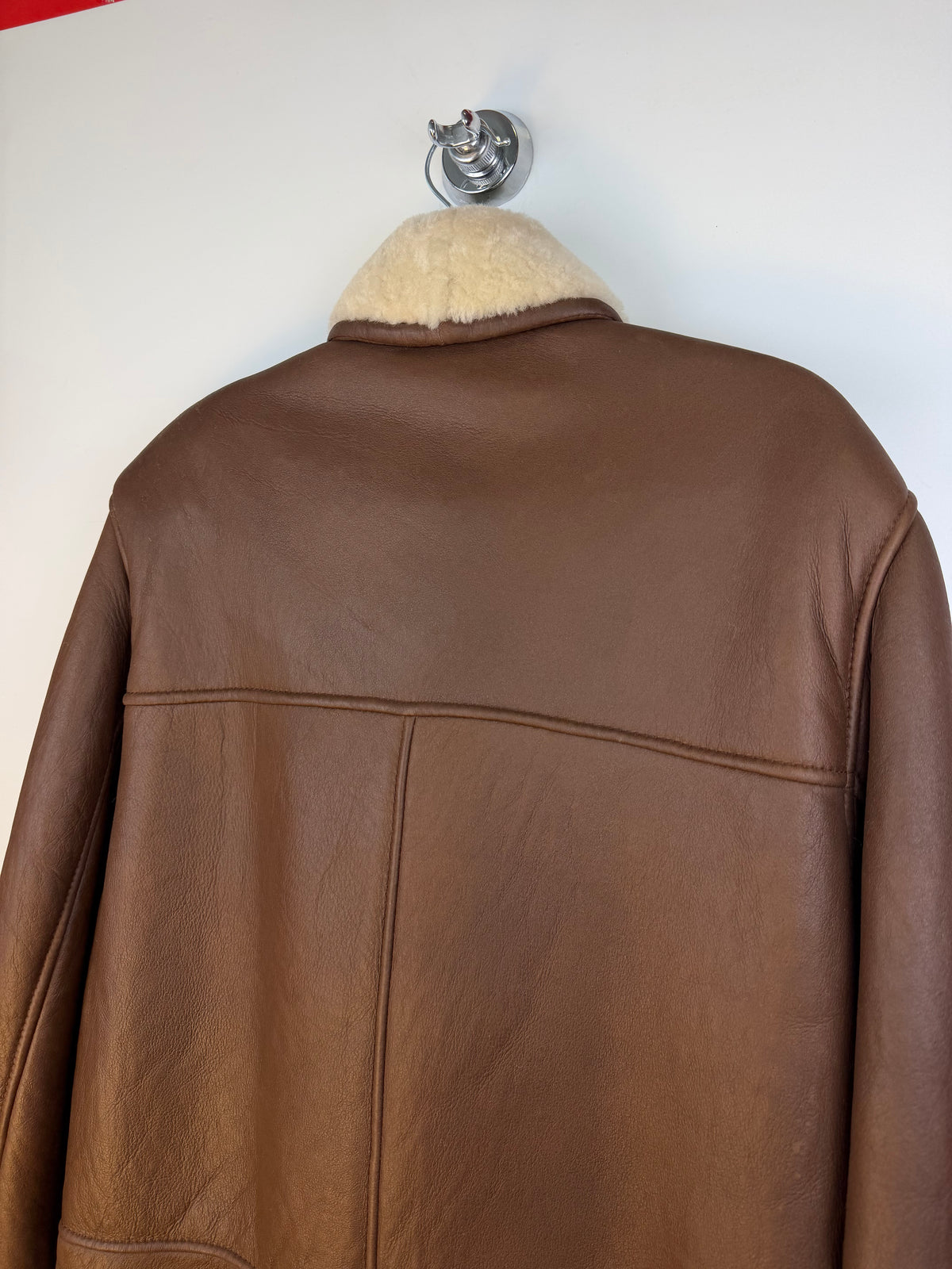 Montone vintage marrone con collo e polsini in shearling