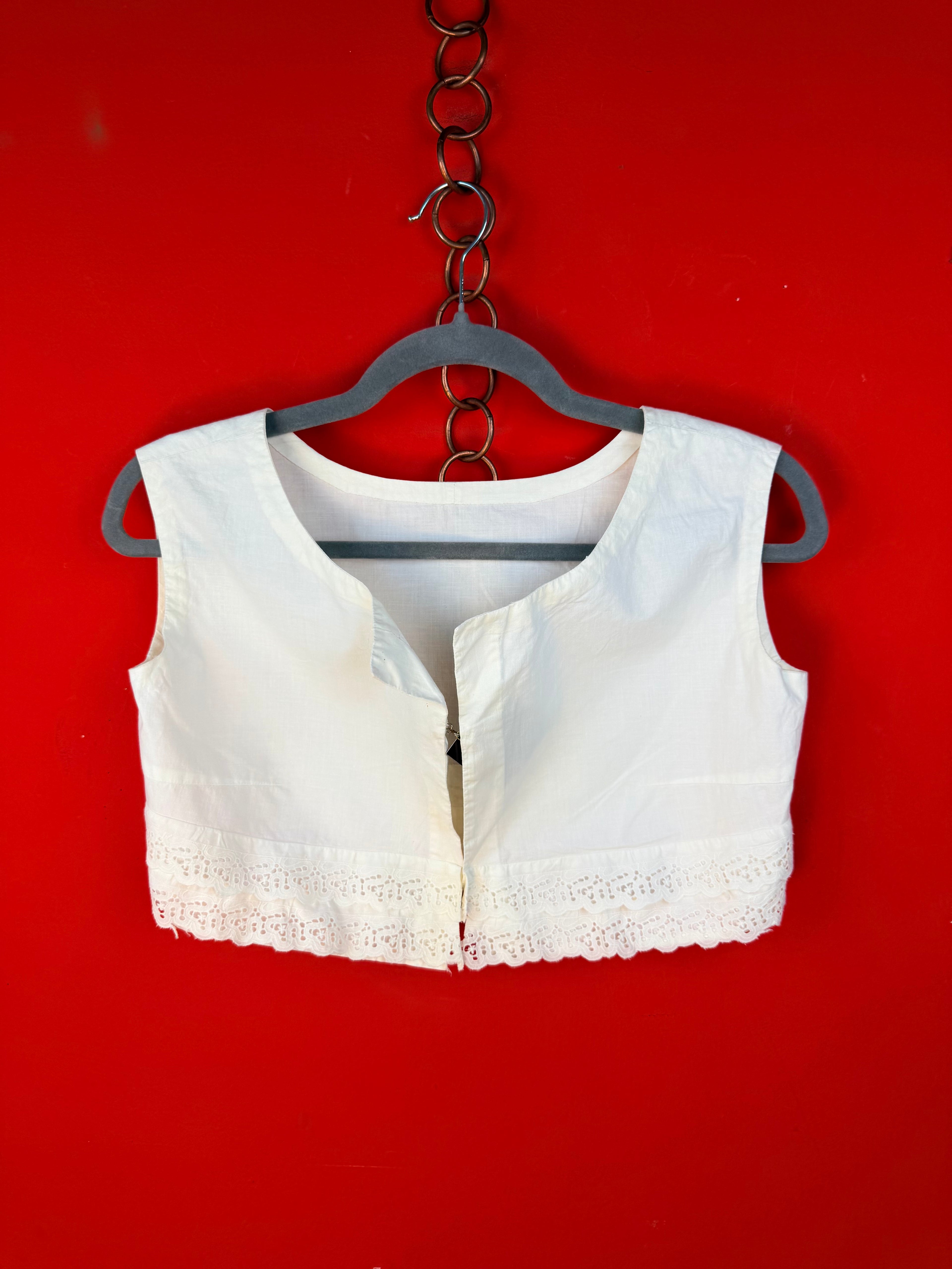 Top vintage cropped in cotone bianco con pizzo sangallo