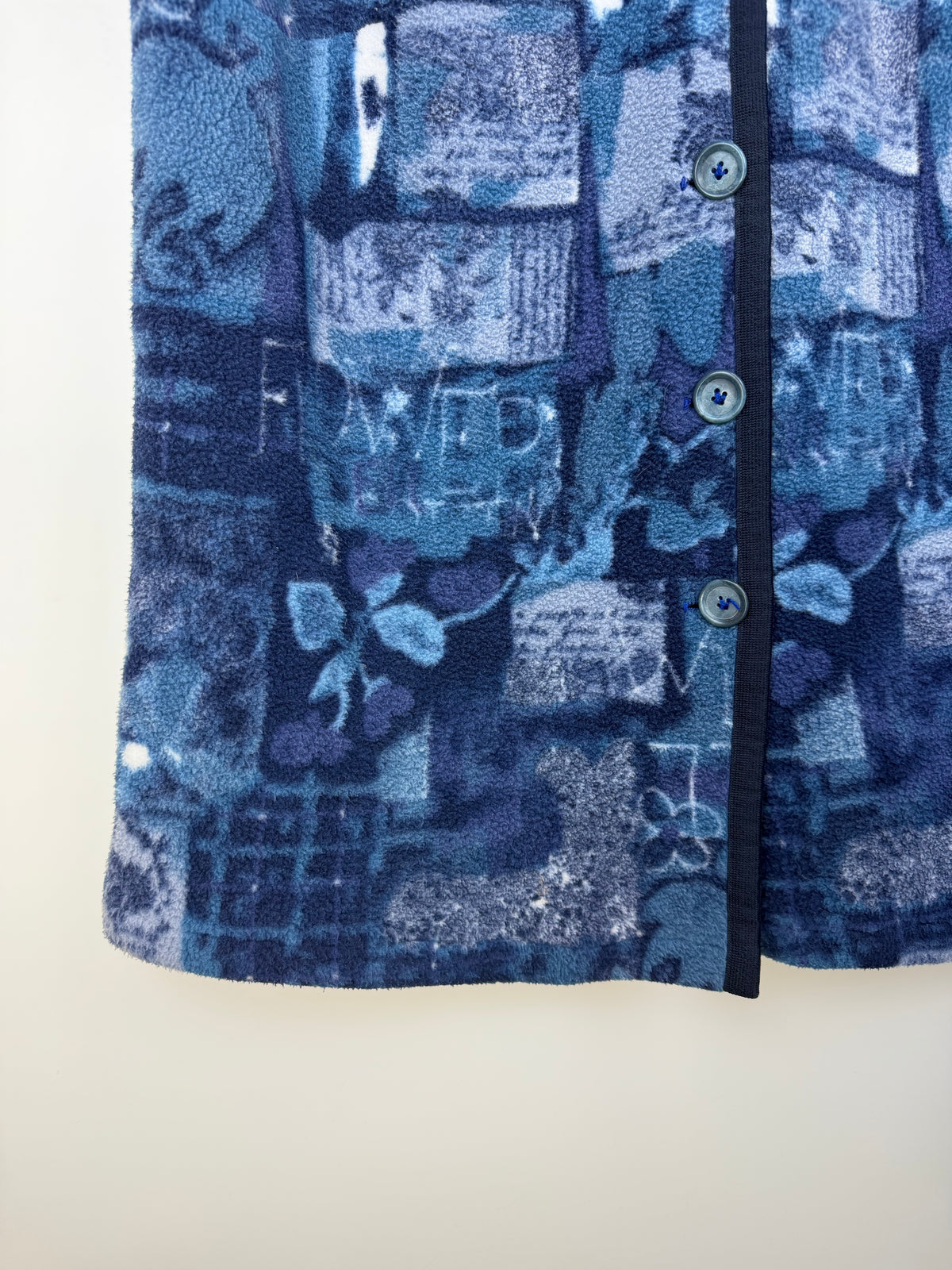 Gilet vintage lungo in pile blu con fantasia astratta