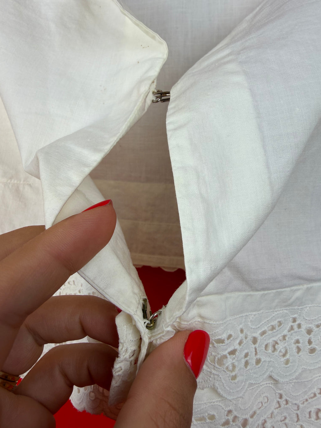 Top vintage cropped in cotone bianco con pizzo sangallo