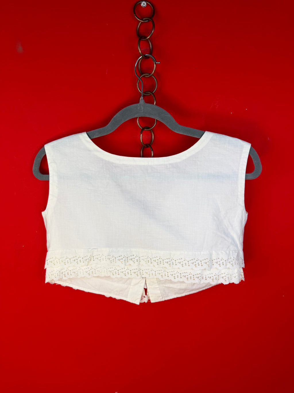 Top vintage cropped in cotone bianco con pizzo sangallo