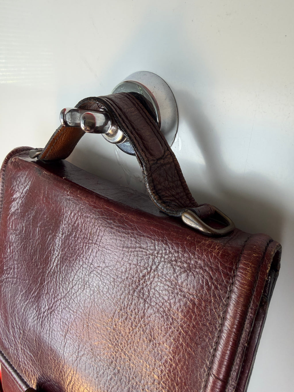 Borsa vintage in vera pelle bordeaux con chiusura in ottone