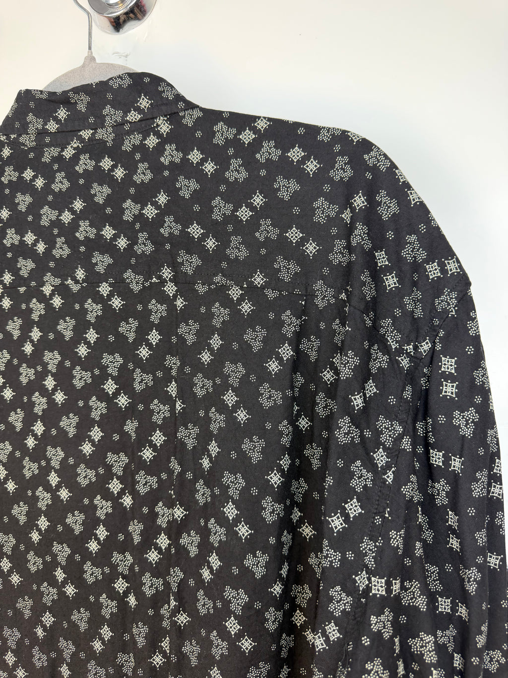 Camicia vintage anni ’90 nera con stampa geometrica