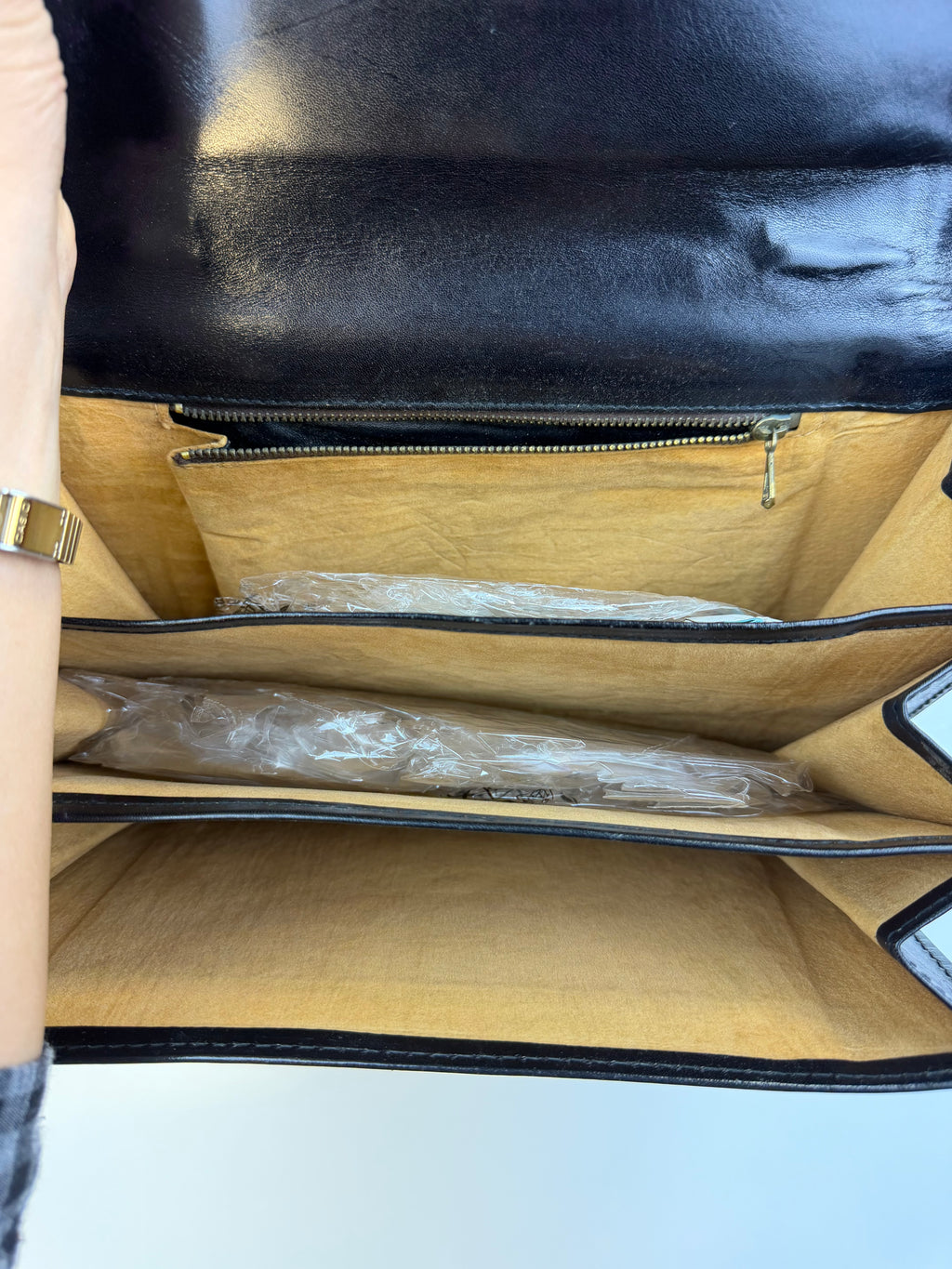 Borsa vintage nera con dettagli dorati
