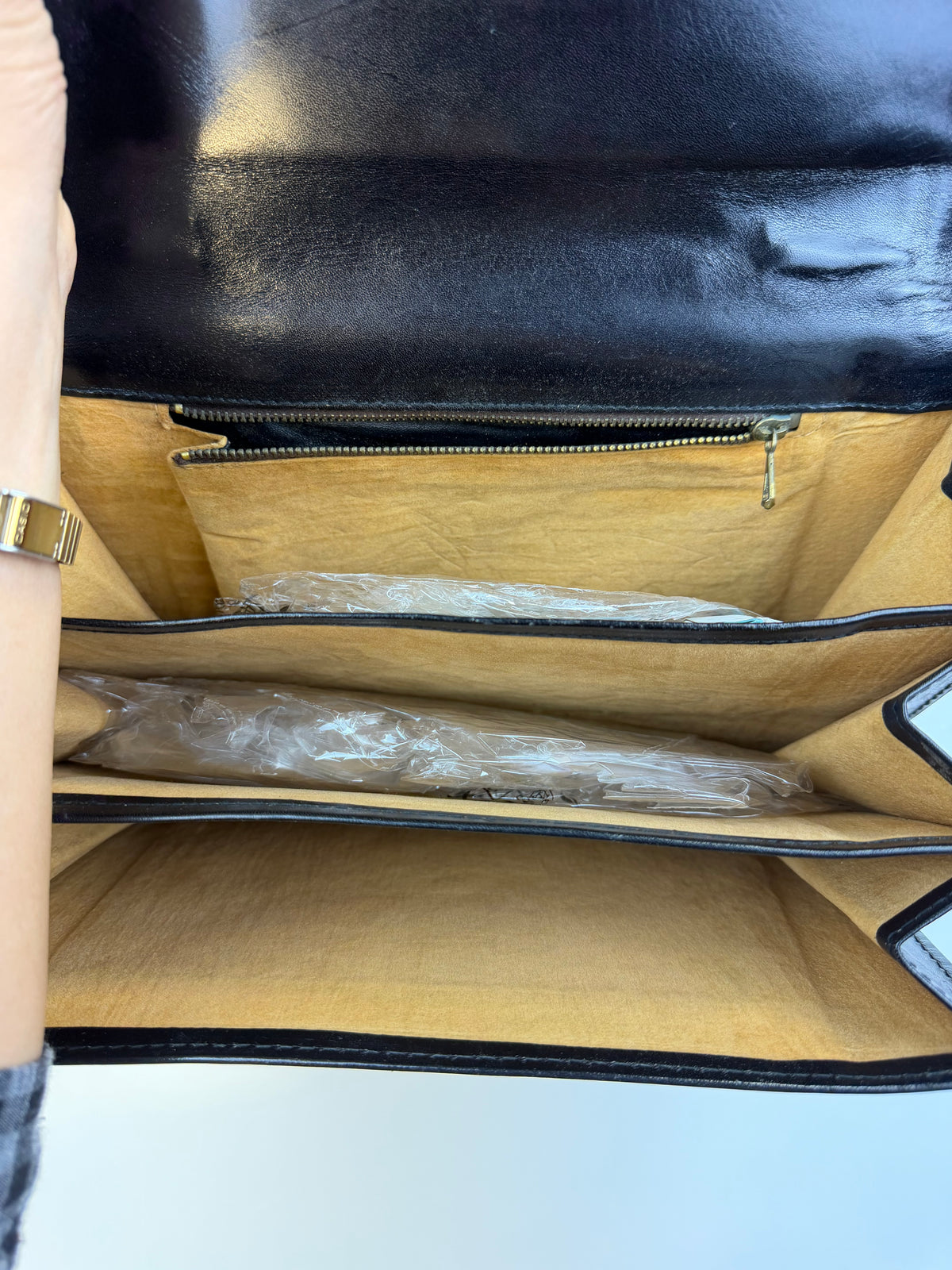 Borsa vintage nera con dettagli dorati