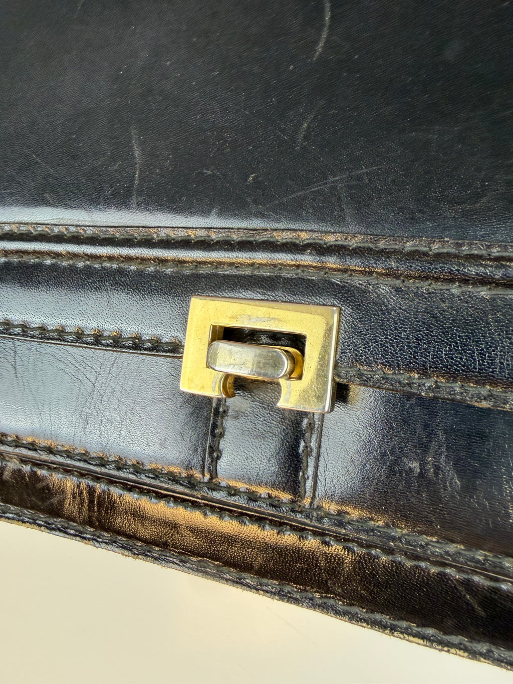 Borsa vintage nera con dettagli dorati