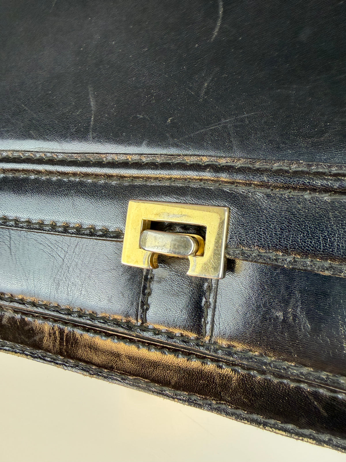 Borsa vintage nera con dettagli dorati