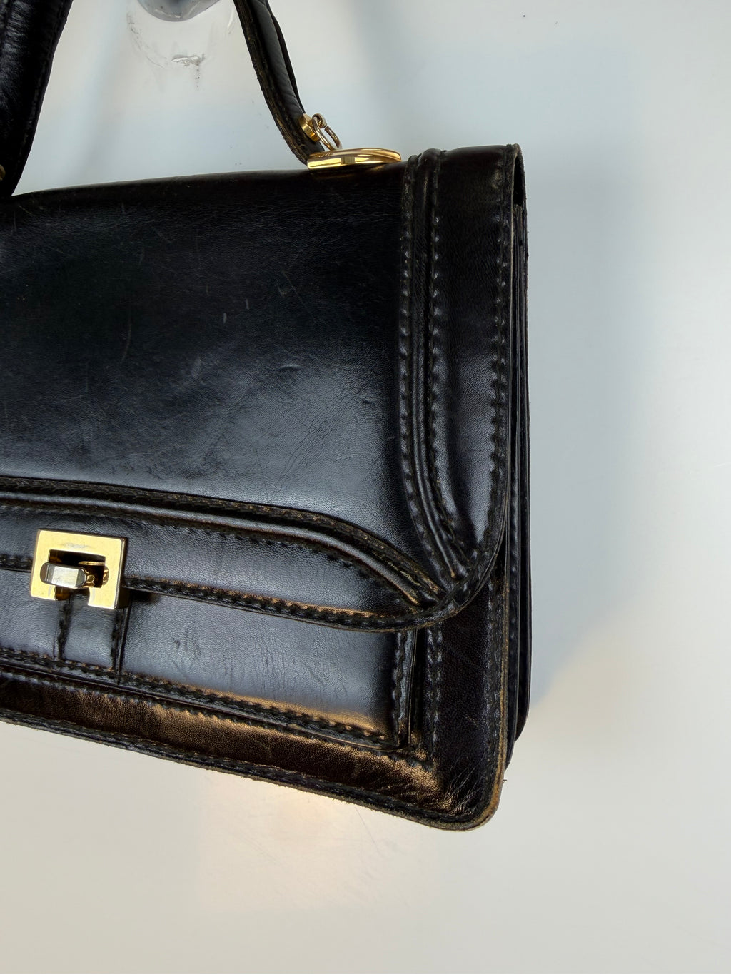 Borsa vintage nera con dettagli dorati